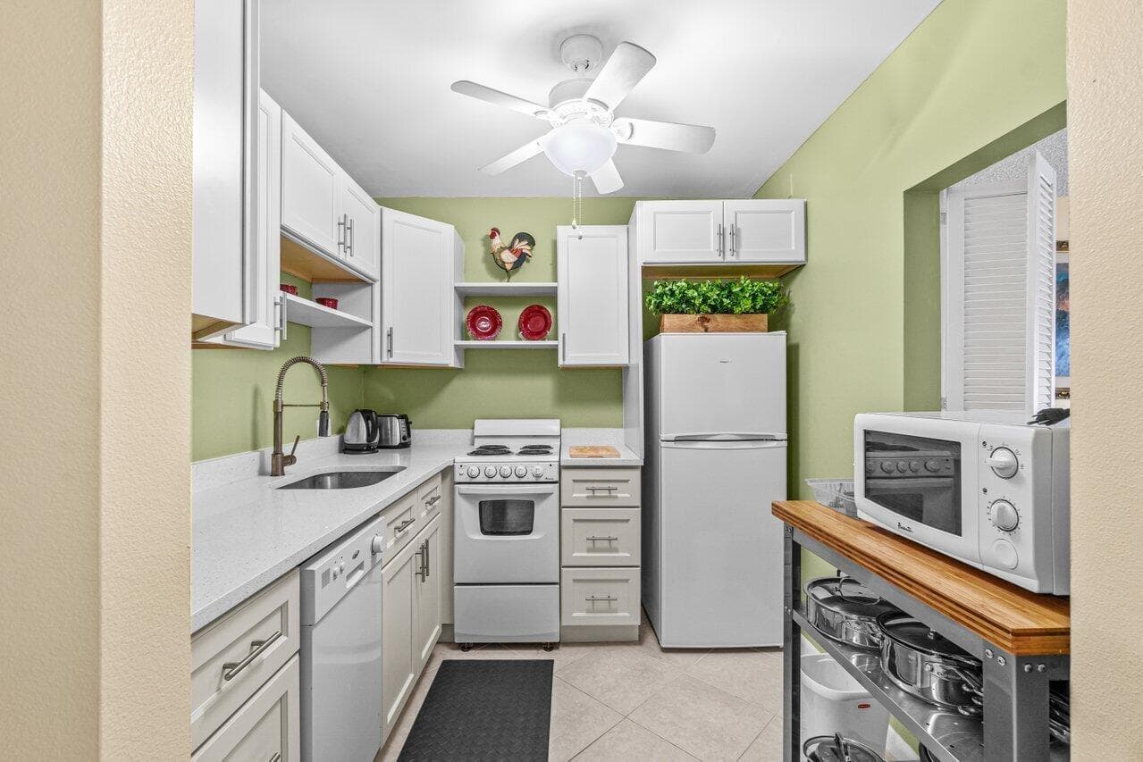 68 Suffolk B 68, Boca Raton, FL 33434 — photo 3 of 26