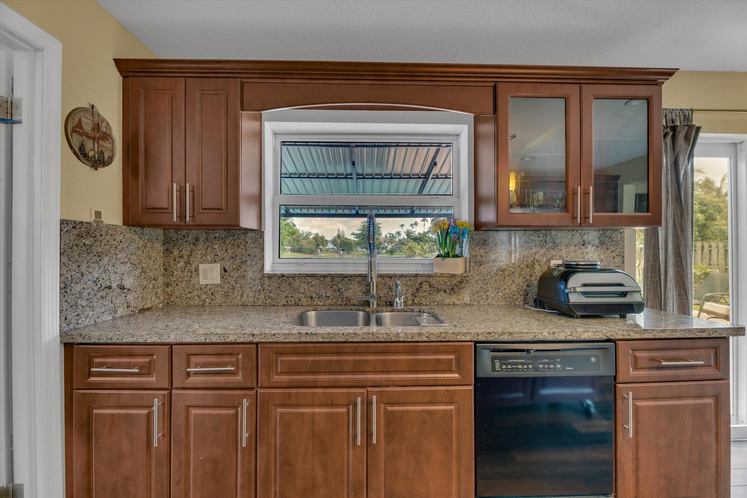 621 SW 98th Terrace, Pembroke Pines, FL 33025 — photo 12 of 51
