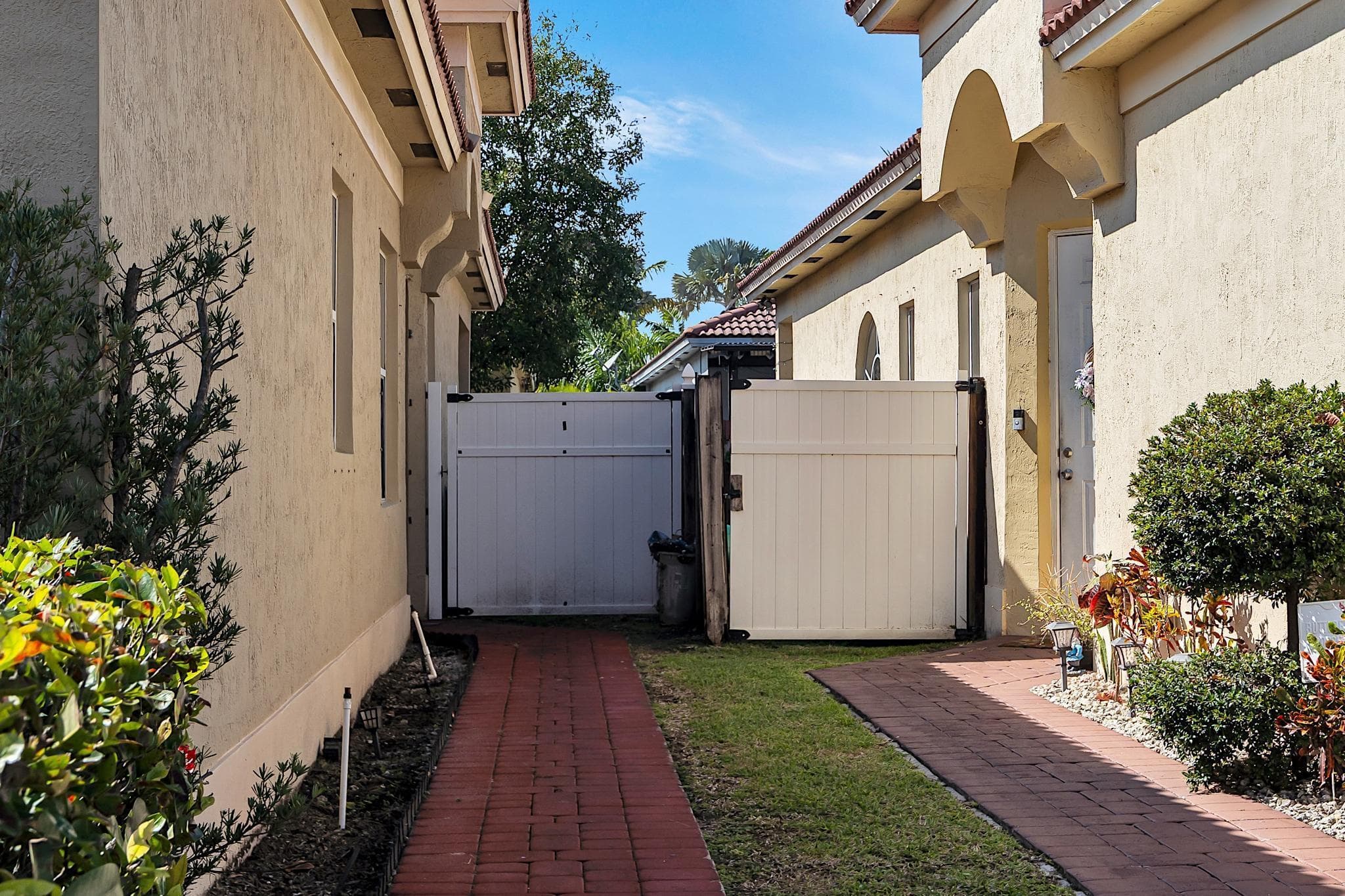 2302 NE 37th Road, Homestead, FL 33033 — photo 4 of 43