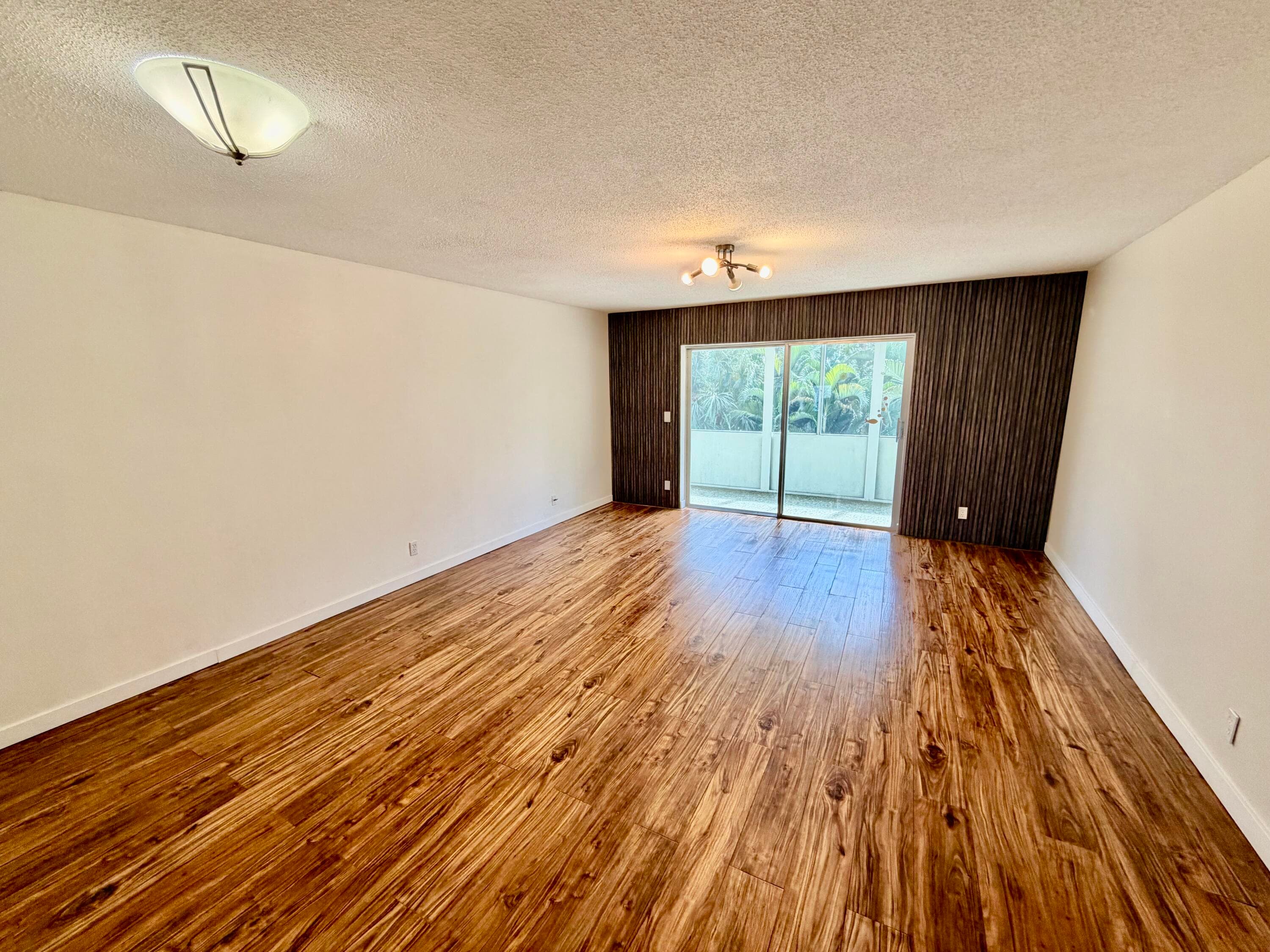 1000 NE 14th Avenue 304, Hallandale Beach, FL 33009 — photo 2 of 12