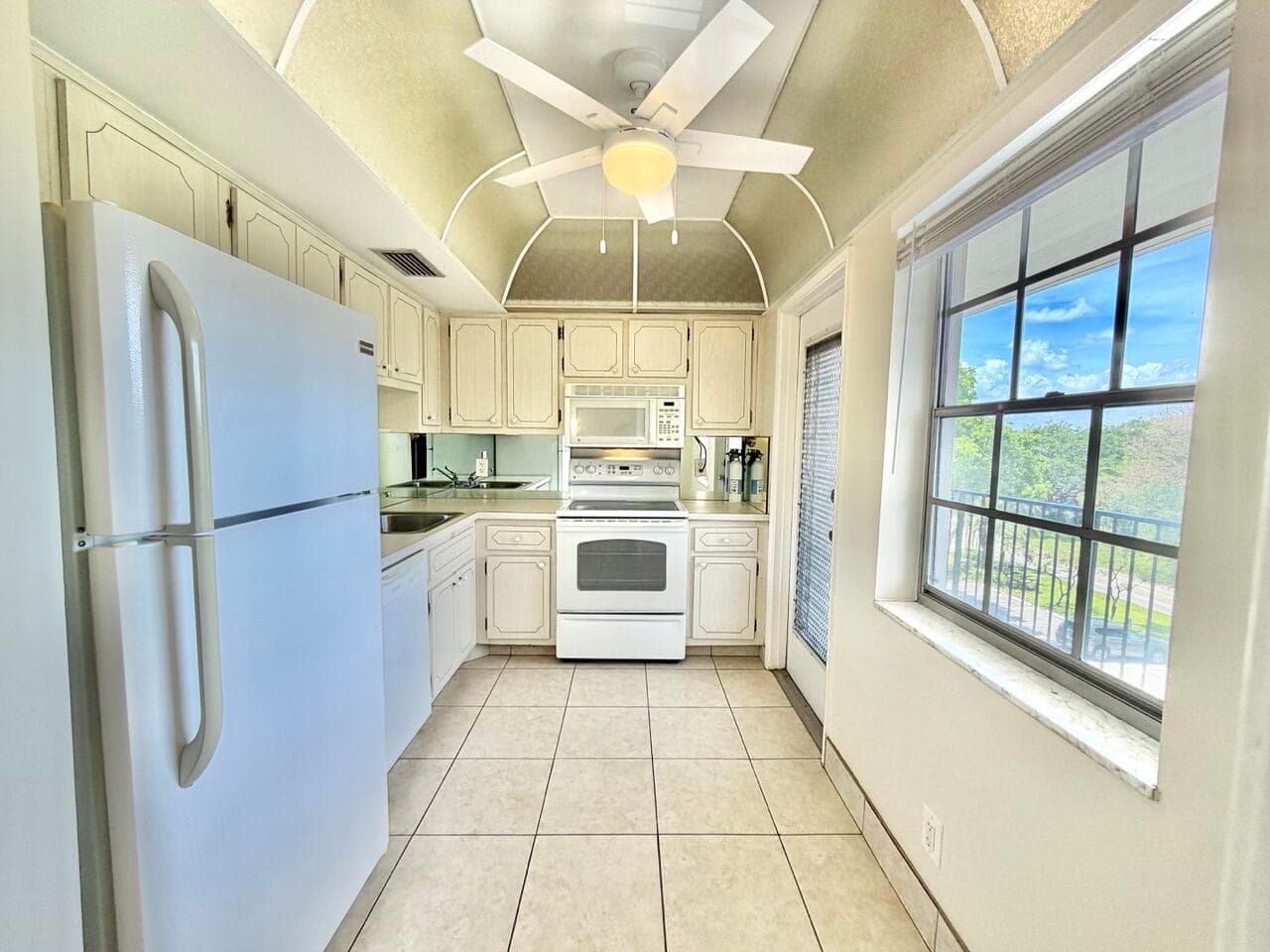 2800 N Palm Aire Drive Unit 404, Pompano Beach, FL 33069 — photo 13 of 43