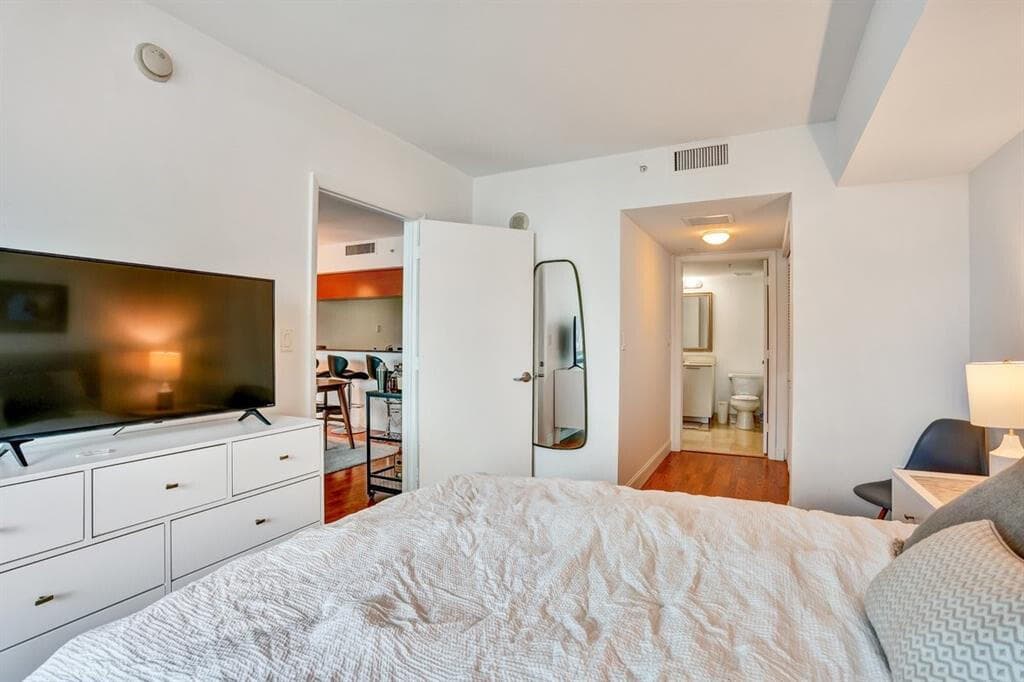 1800 N Bayshore Drive 1610, Miami, FL 33132 — photo 14 of 31