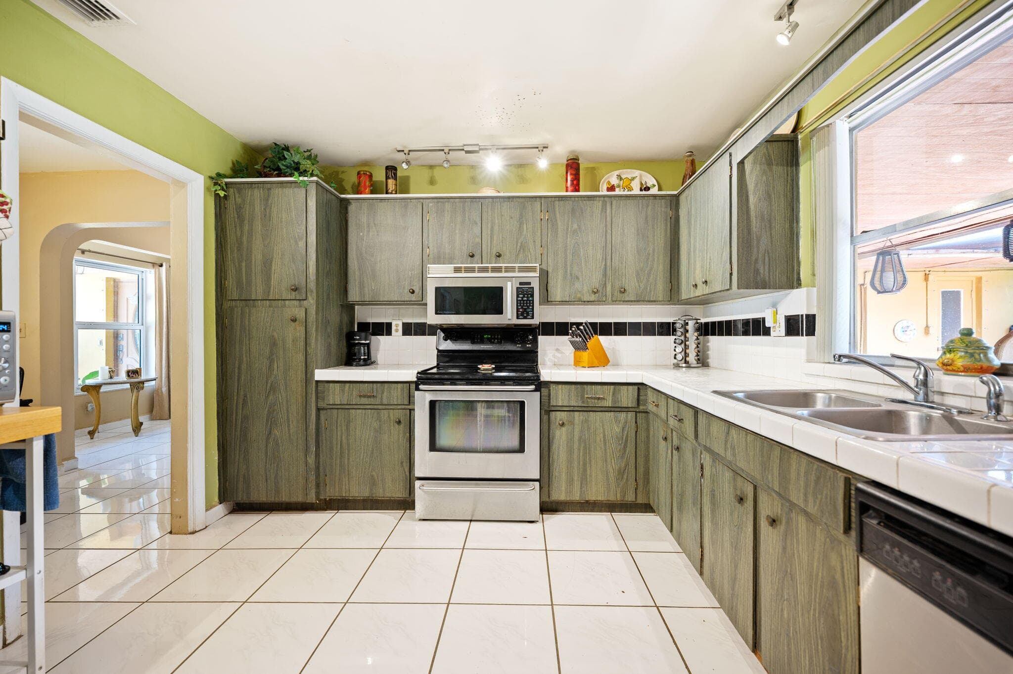 8350 NW 23rd Street, Pembroke Pines, FL 33024 — photo 10 of 41