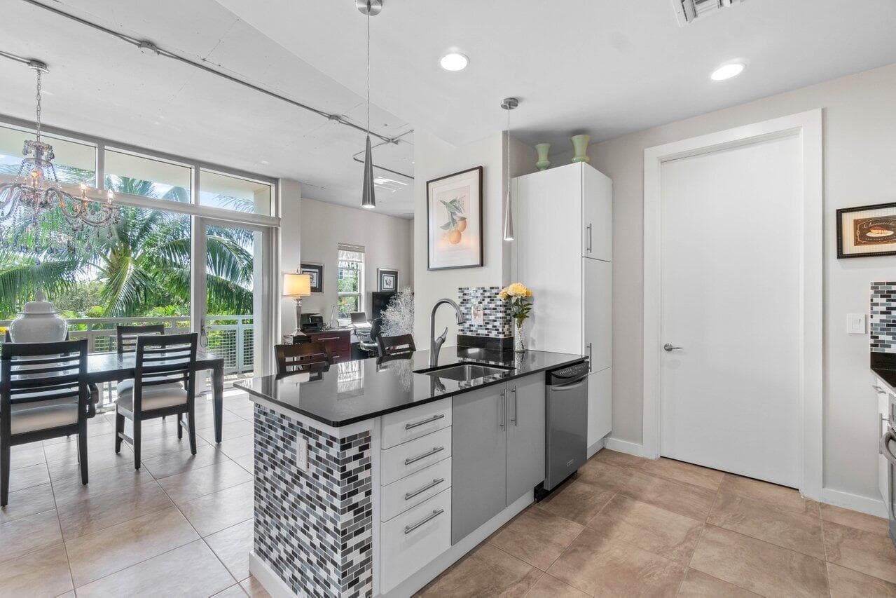 335 SE 6th Avenue 304, Delray Beach, FL 33483 — photo 7 of 35