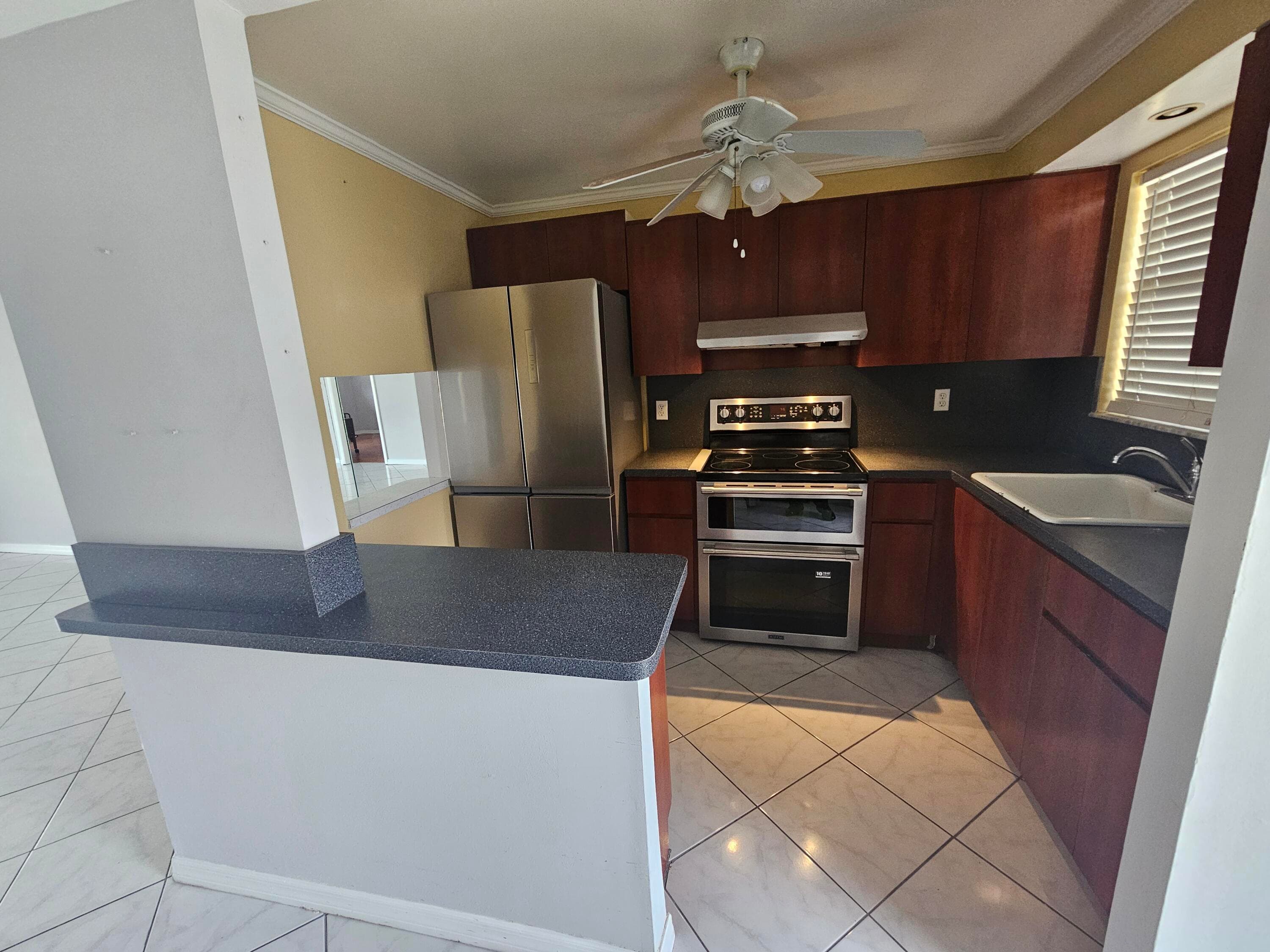 Condominium in Sunrise — photo 9 of 12