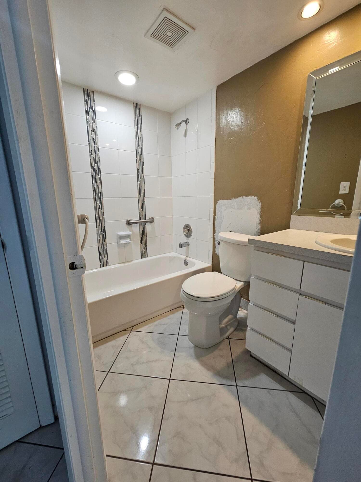 Condominium in Sunrise — photo 11 of 12