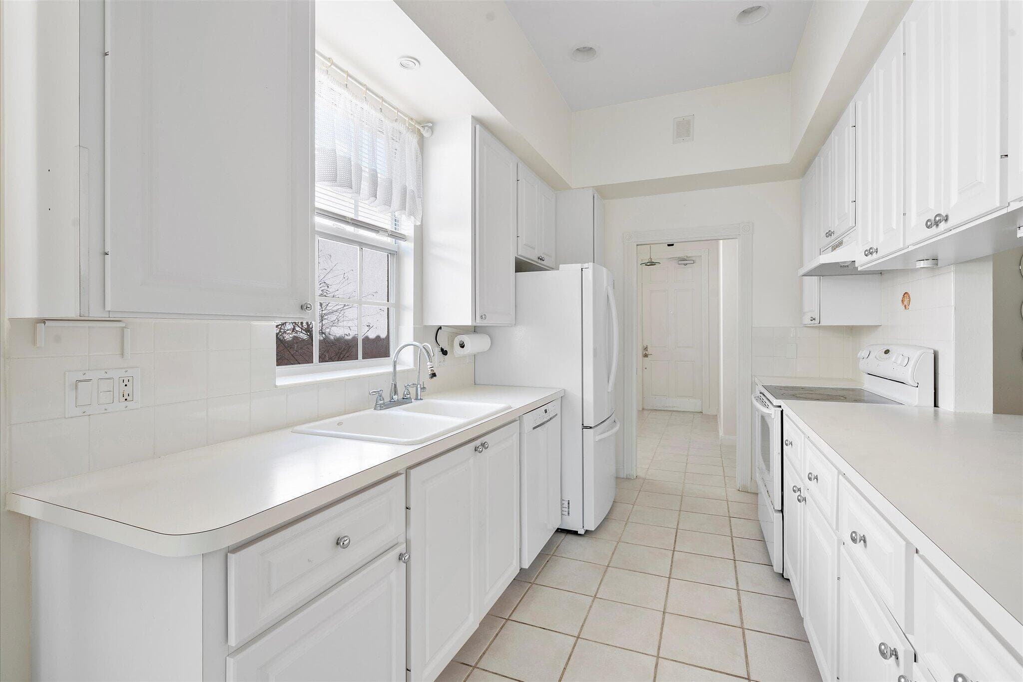 2563 James River Road, West Palm Beach, FL 33411 — photo 7 of 39