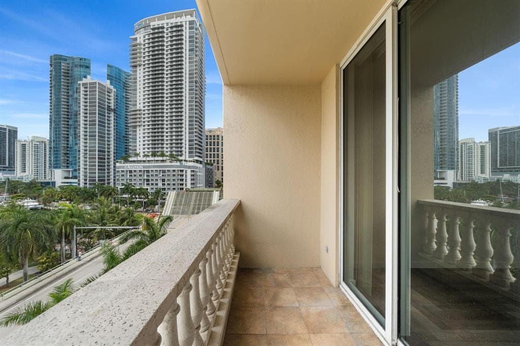 511 SE 5 Avenue 615, Fort Lauderdale, FL 33301 — photo 1 of 30