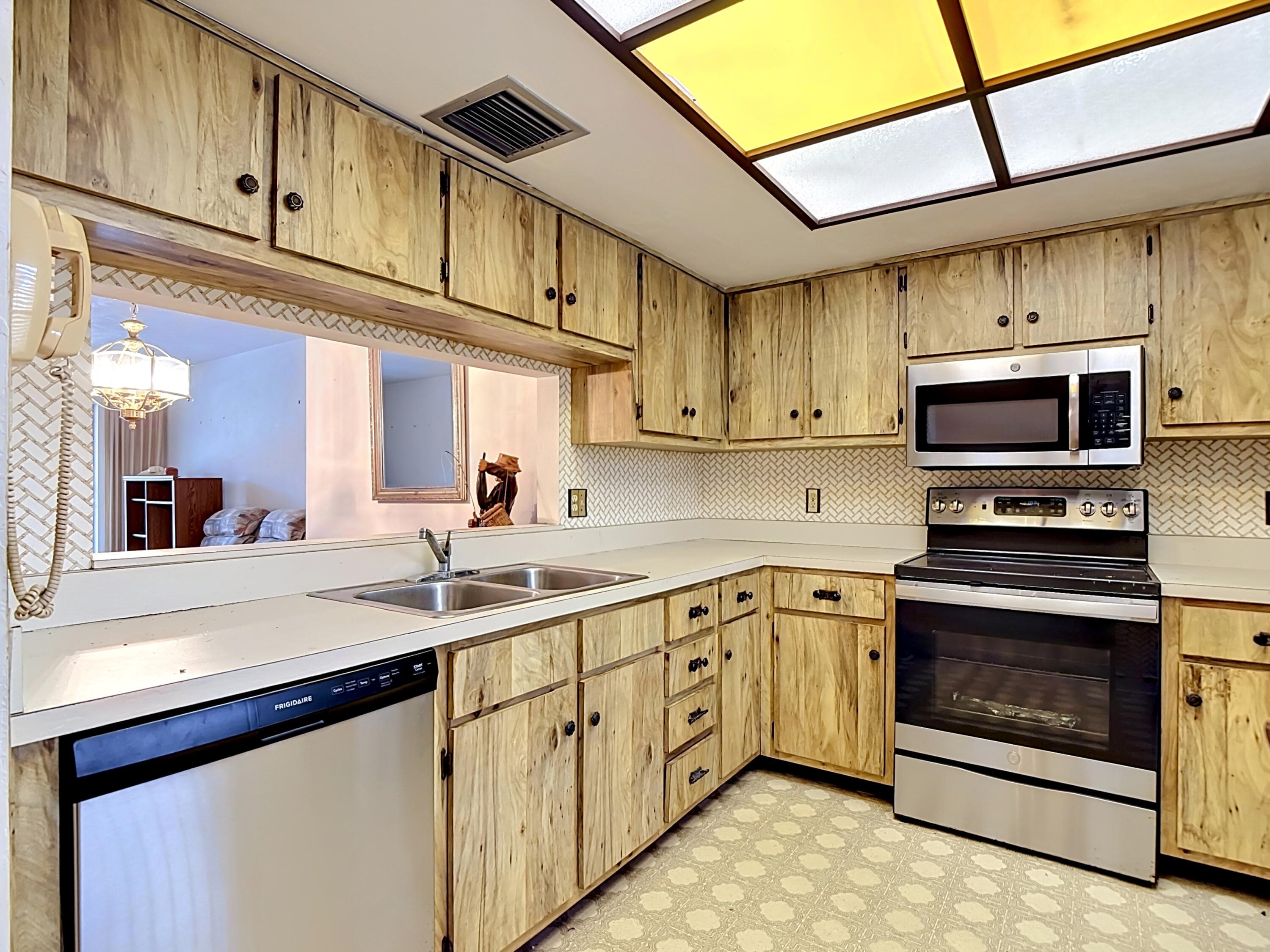 6146 Whiskey Creek Drive, Fort Myers, FL 33919 — photo 10 of 65