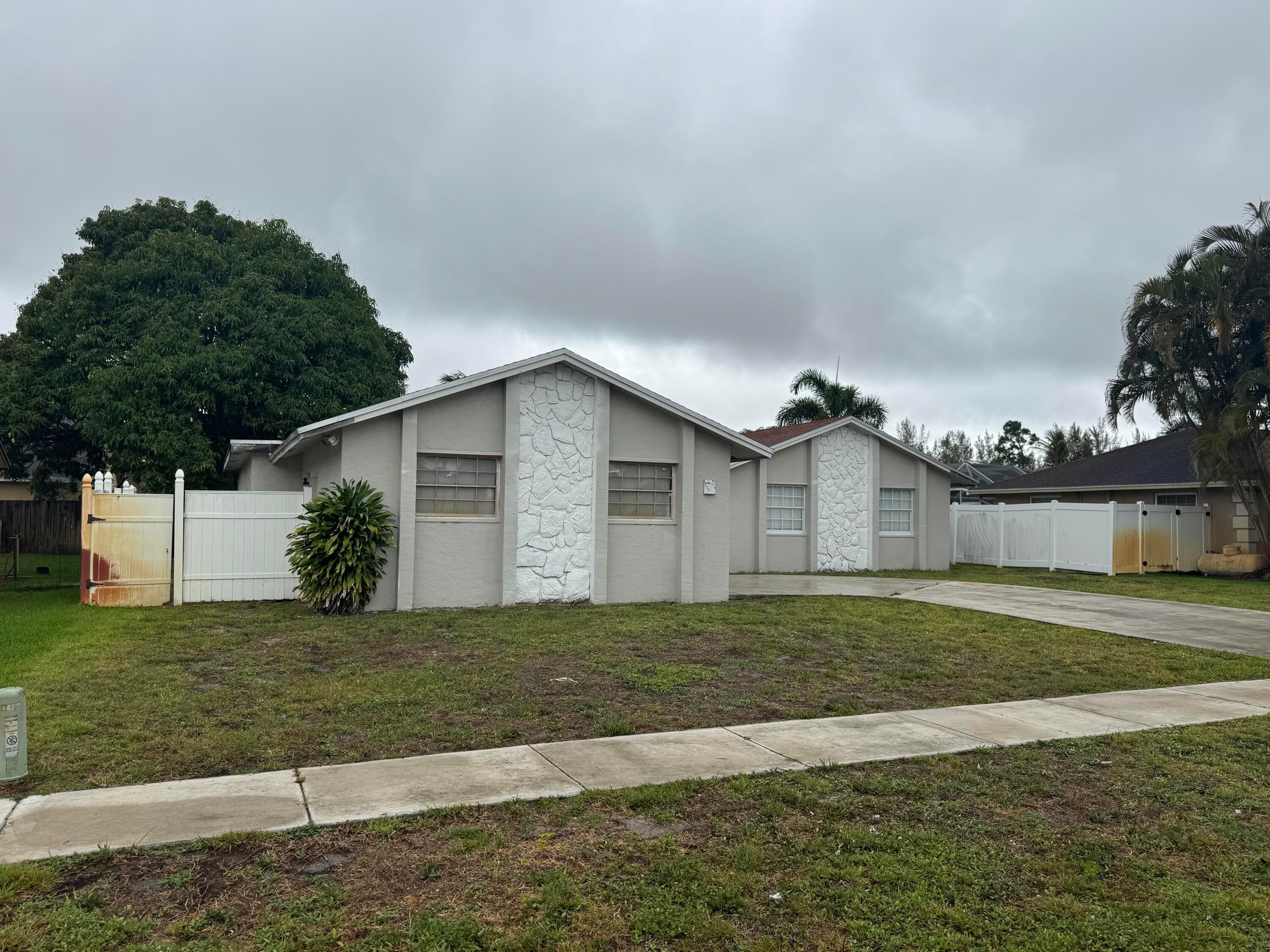 589 Cashiers Drive, West Palm Beach, FL 33413 — photo 2 of 33