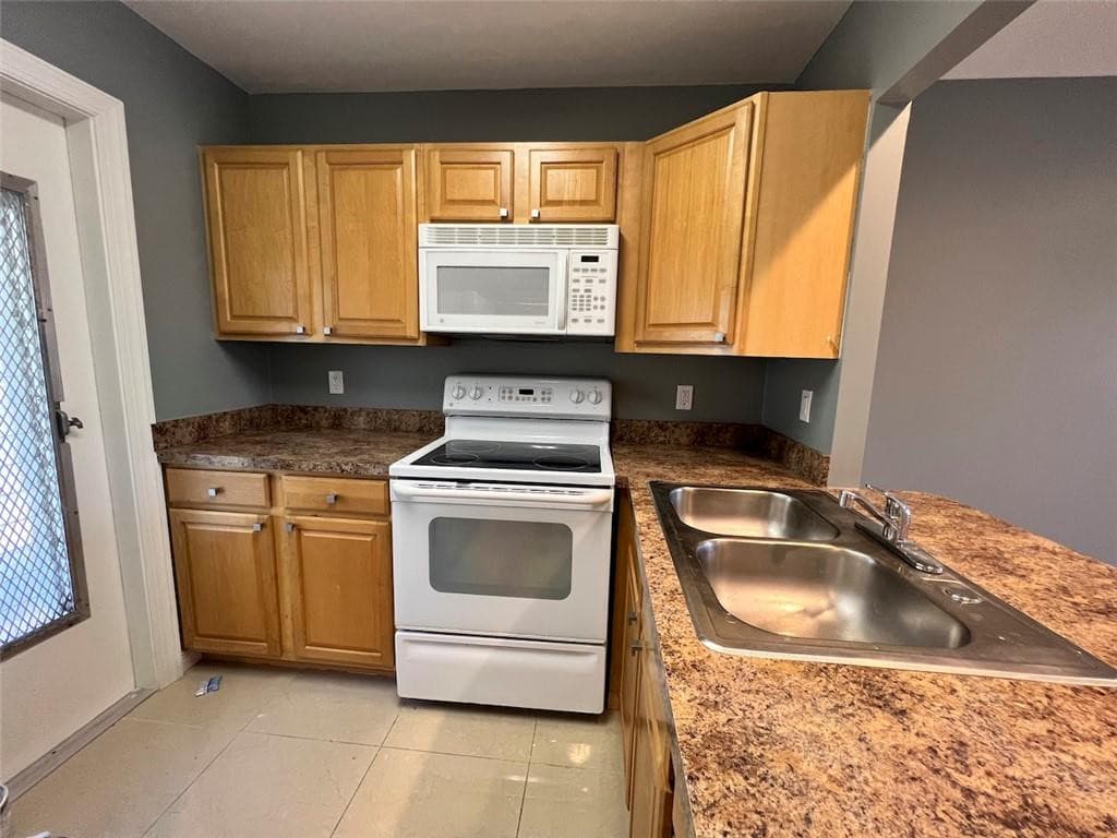 610 SE 2nd Avenue L21, Deerfield Beach, FL 33441 — photo 2 of 16
