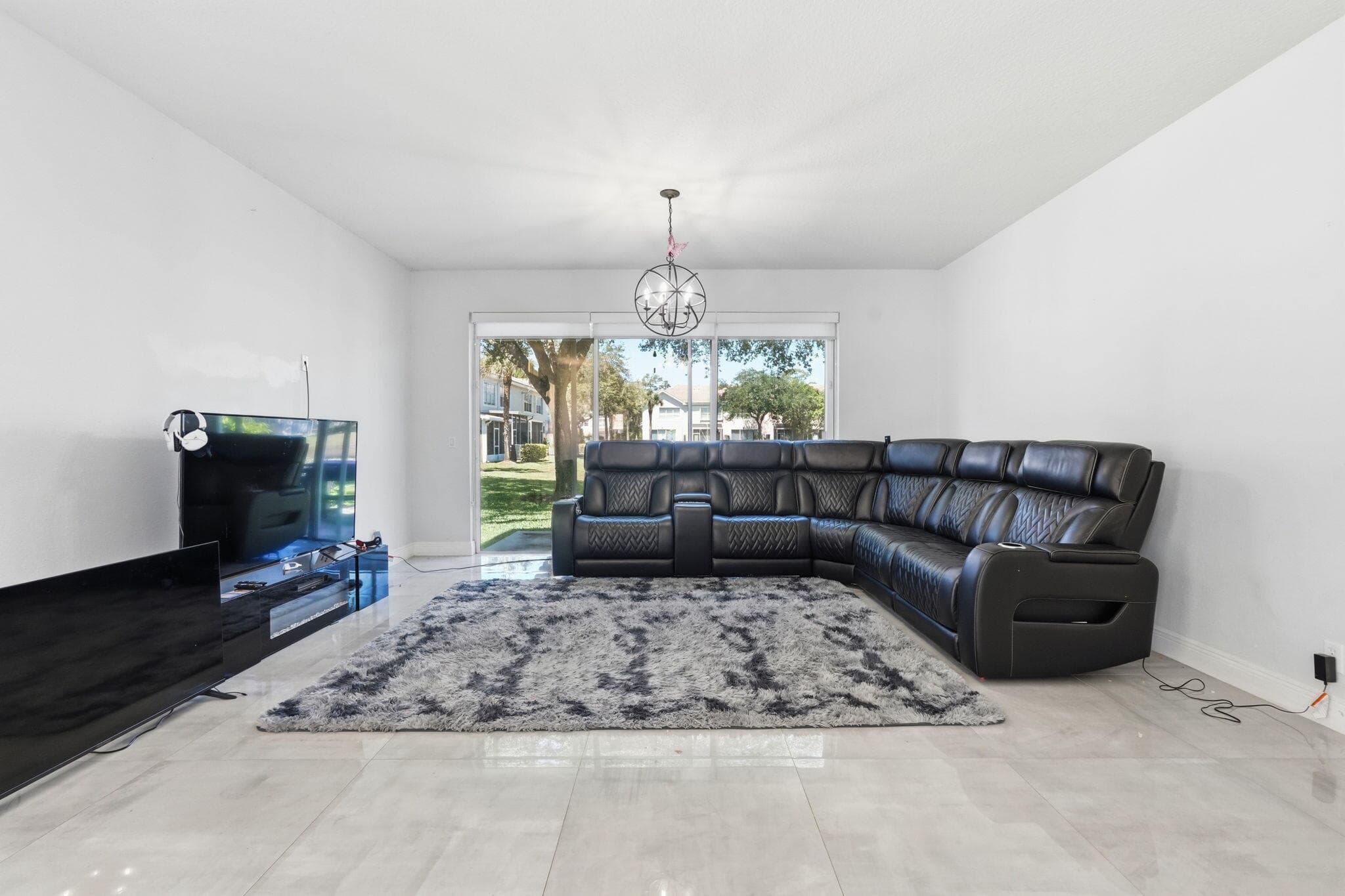 1086 Woodfield Road, Greenacres, FL 33415 — photo 5 of 32