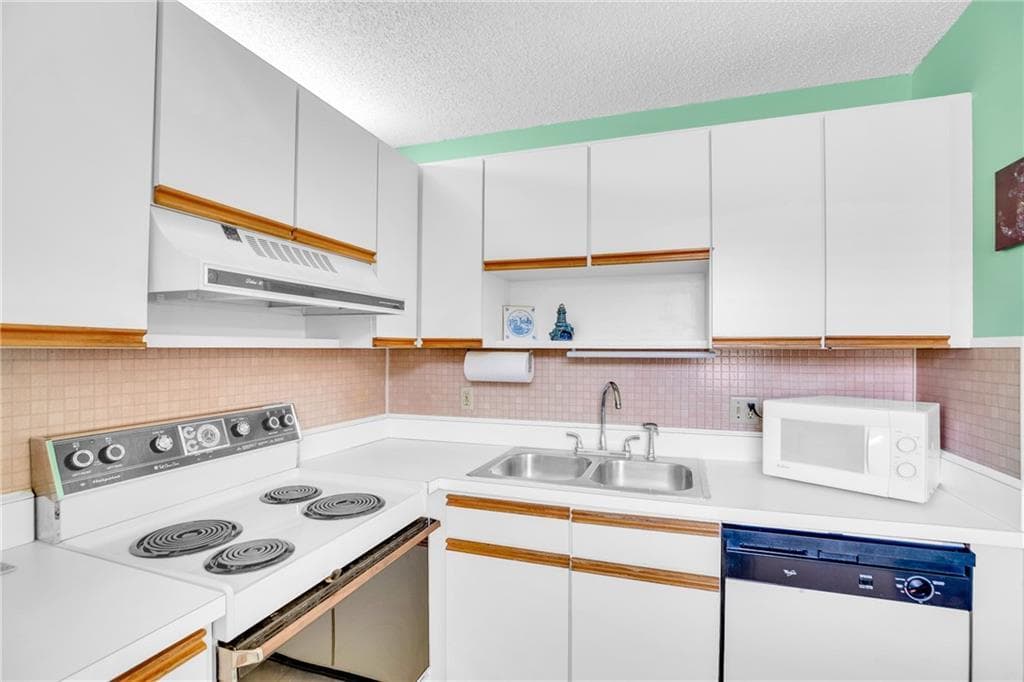 6 Vista Palm Lane 202, Vero Beach, FL 32962 — photo 10 of 35