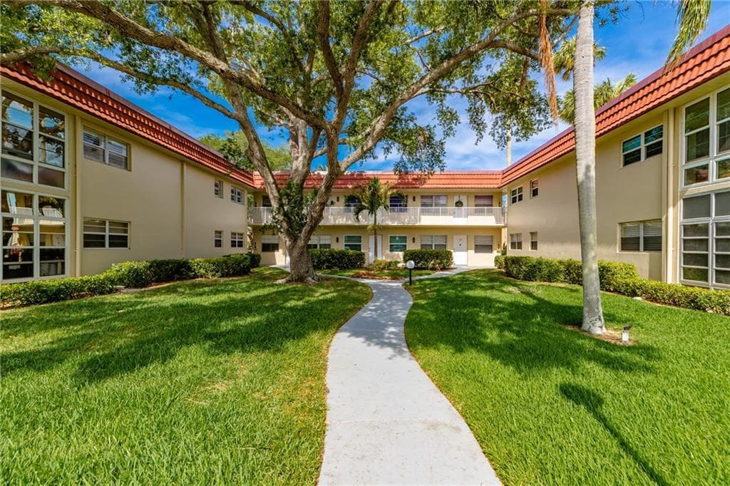 17 Vista Palm Lane 201, Vero Beach, FL 32962 — photo 1 of 34