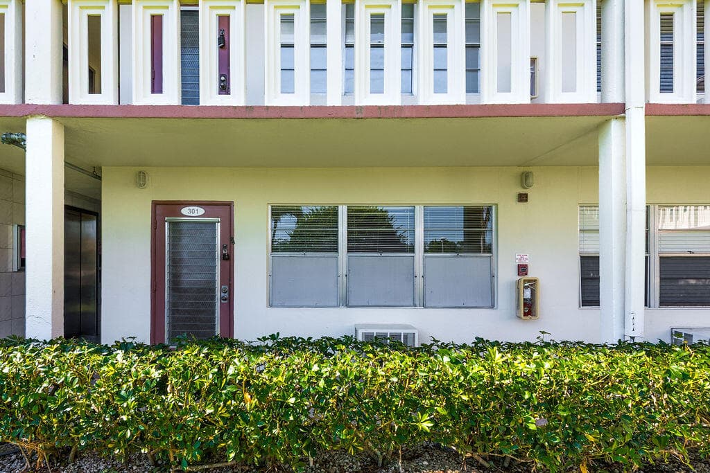 301 Preston H 301, Boca Raton, FL 33434 — photo 3 of 21