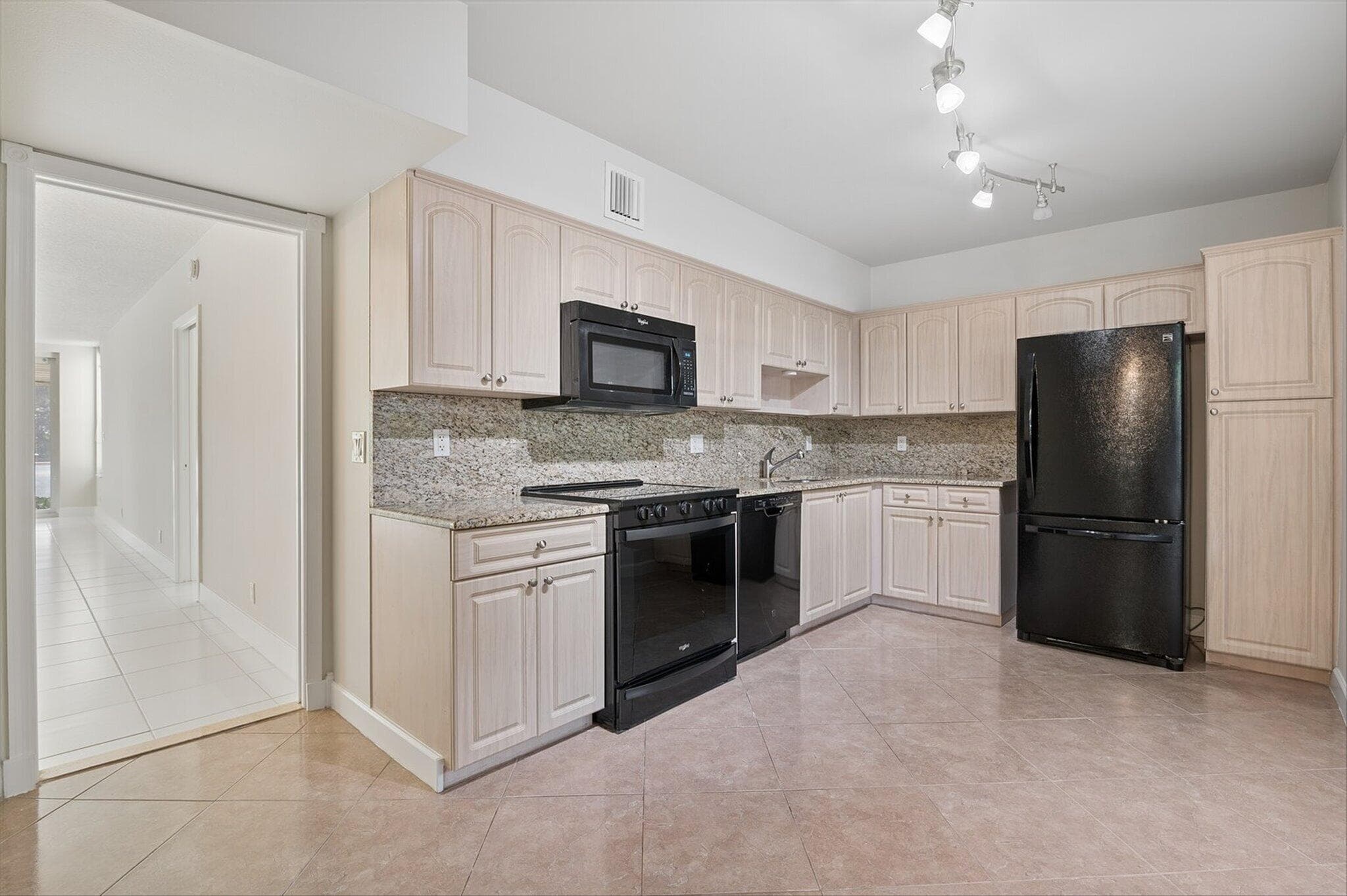 804 Cypress Grove Lane 104, Pompano Beach, FL 33069 — photo 5 of 15