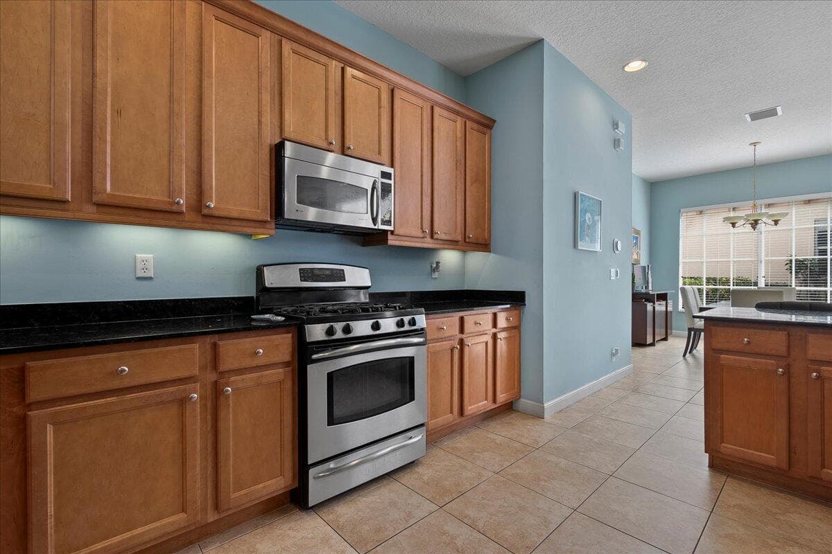 82 Stoney Drive, Palm Beach Gardens, FL 33410 — photo 7 of 46