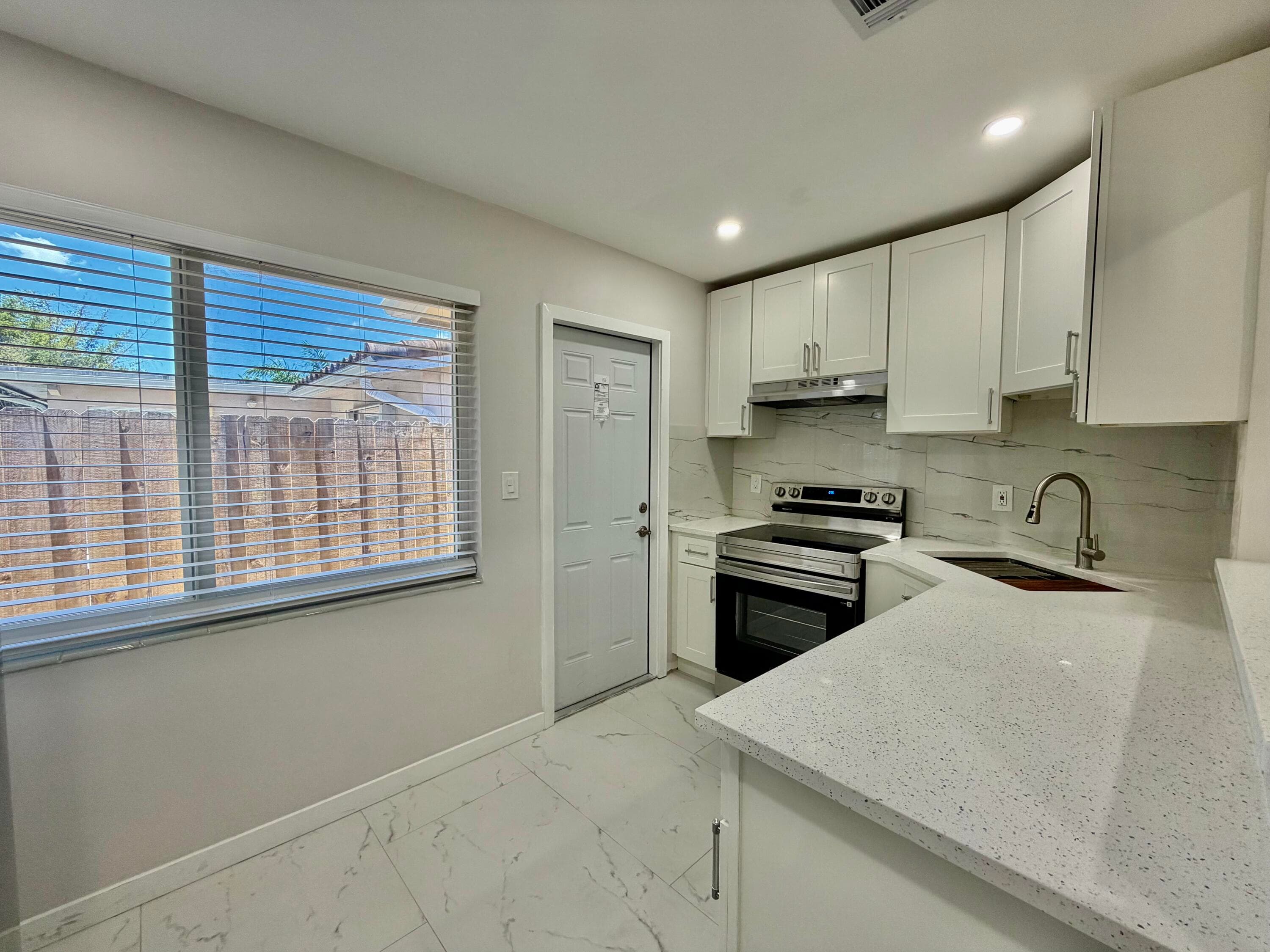1652 NE 33rd Street B, Oakland Park, FL 33334 — photo 5 of 15