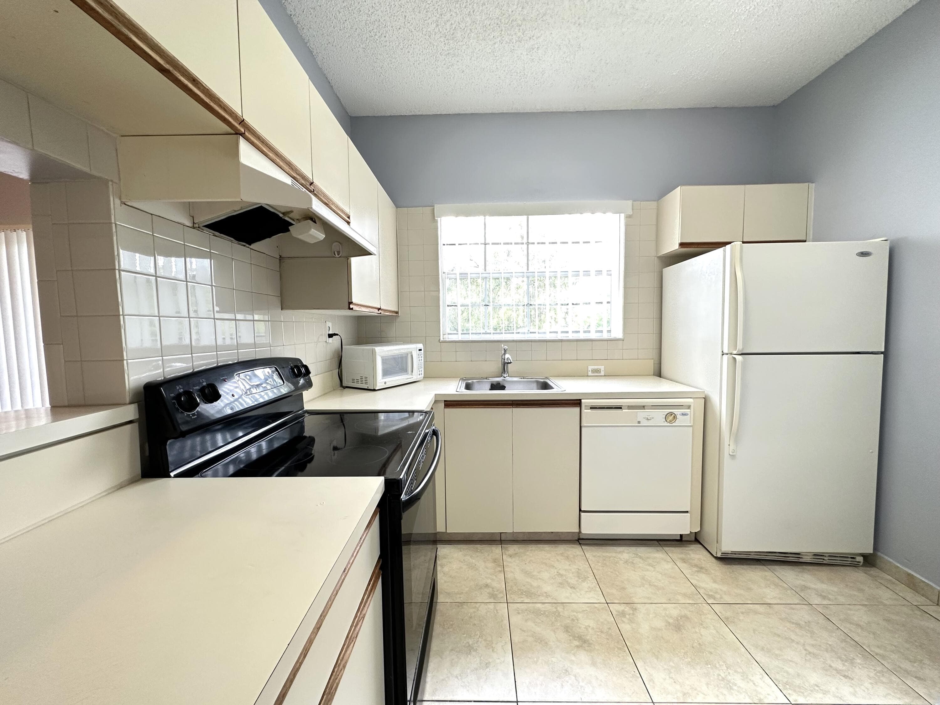 640 Cypress Club Way G, Deerfield Beach, FL 33064 — photo 3 of 22