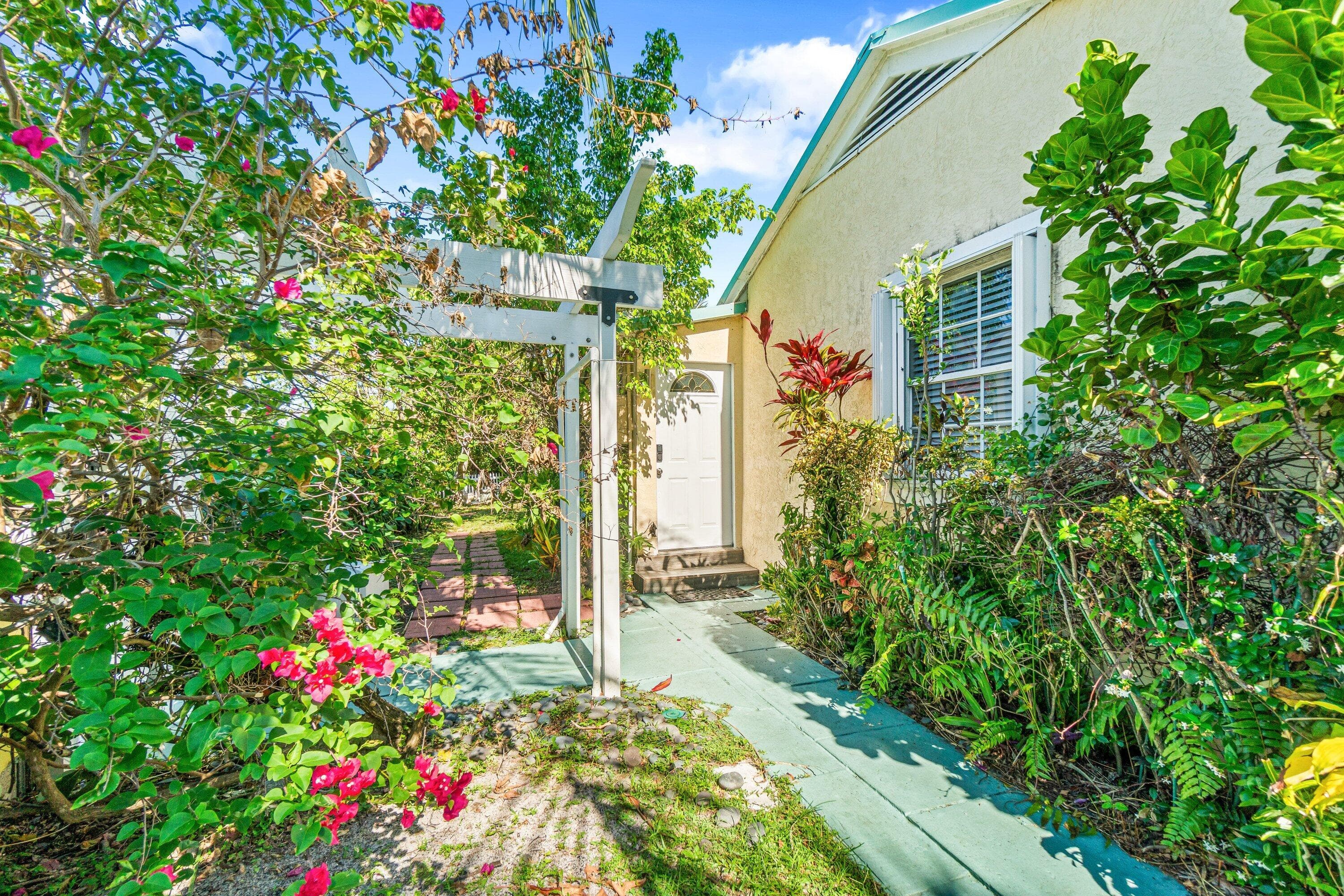 629 Selkirk Street, West Palm Beach, FL 33405 — photo 3 of 29