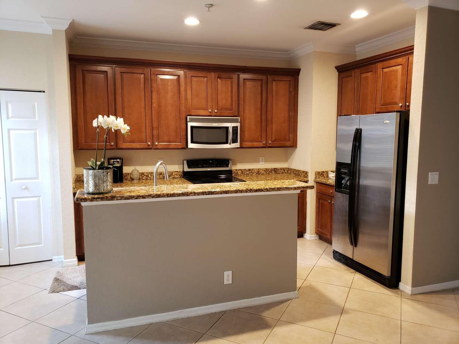 356 W Thatch Palm Circle 106, Jupiter, FL 33458 — photo 2 of 11
