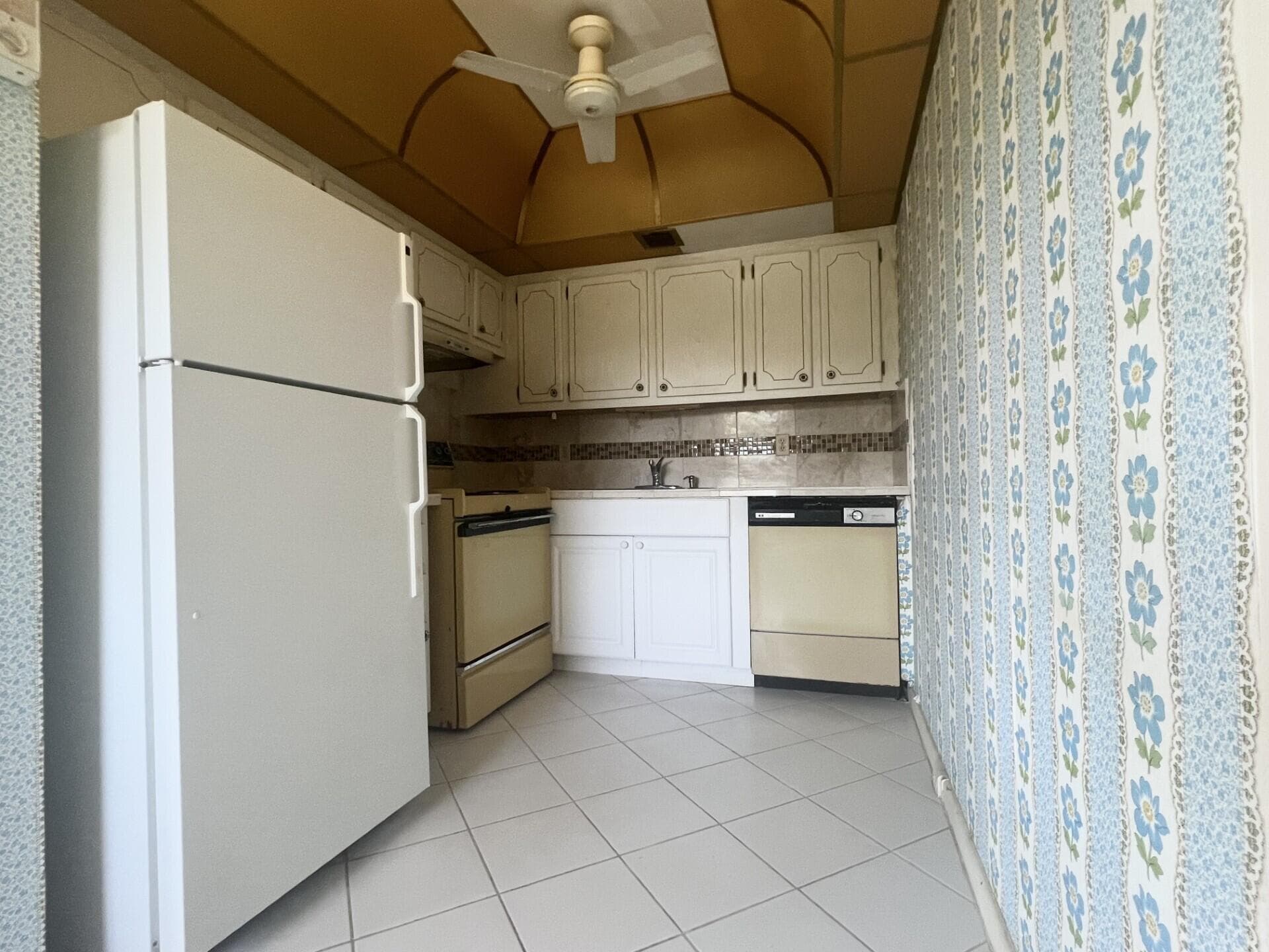 392 Grantham F 392, Deerfield Beach, FL 33442 — photo 2 of 42