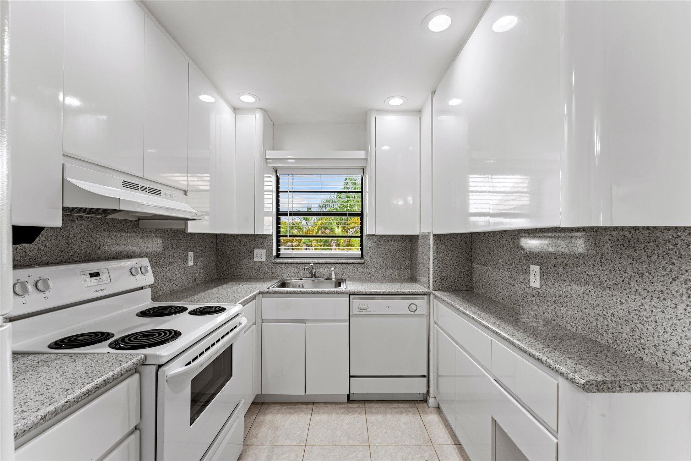 200 W Jacaranda Country Club Drive 3c, Plantation, FL 33324 — photo 15 of 40