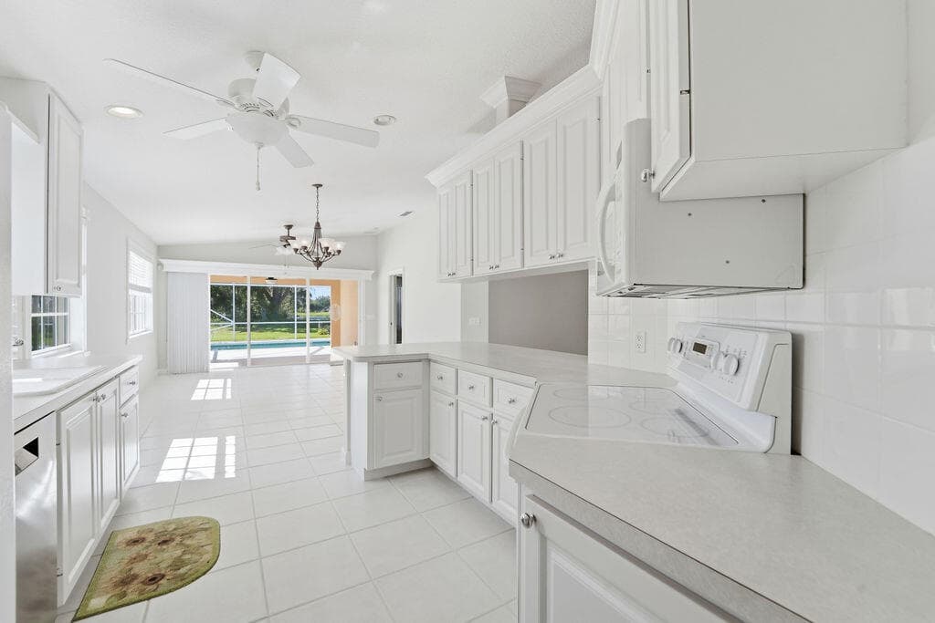 8439 SE Retreat Drive, Hobe Sound, FL 33455 — photo 12 of 65