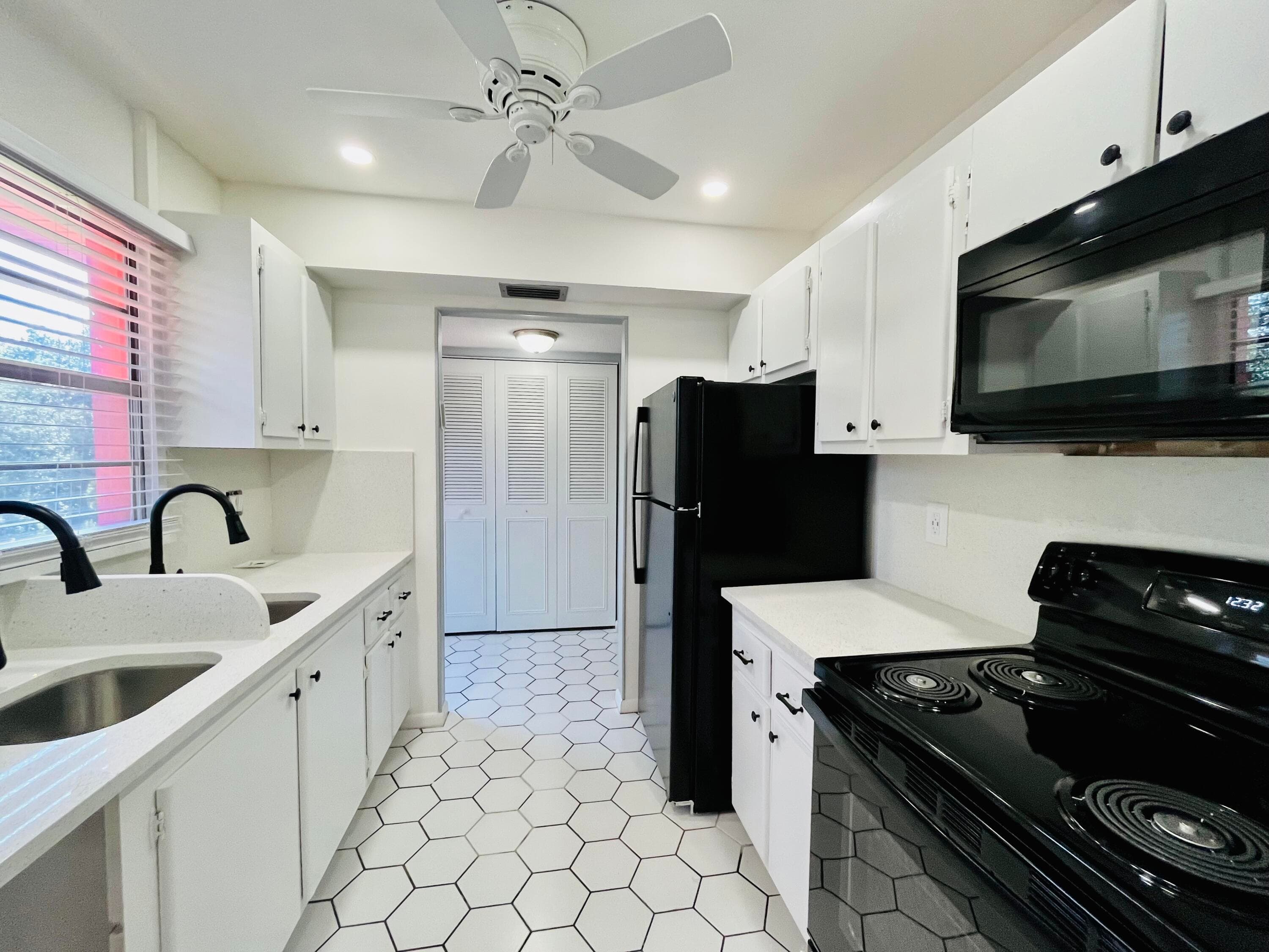 11 Golfs Edge E E, West Palm Beach, FL 33417 — photo 2 of 33