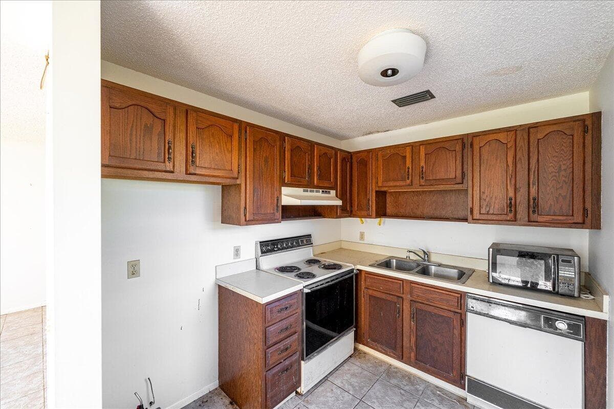 28 Lake Vista Trail 105, Port St. Lucie, FL 34952 — photo 6 of 26