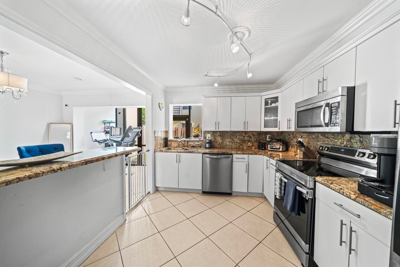 8745 SW 137th Avenue, Miami, FL 33183 — photo 8 of 28