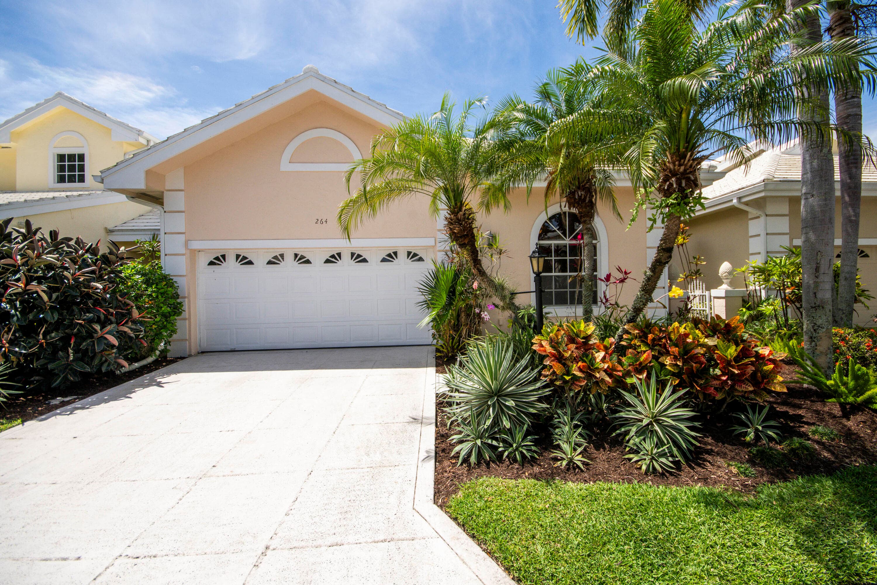 264 Canterbury Drive W, Palm Beach Gardens, FL 33418 — photo 4 of 40