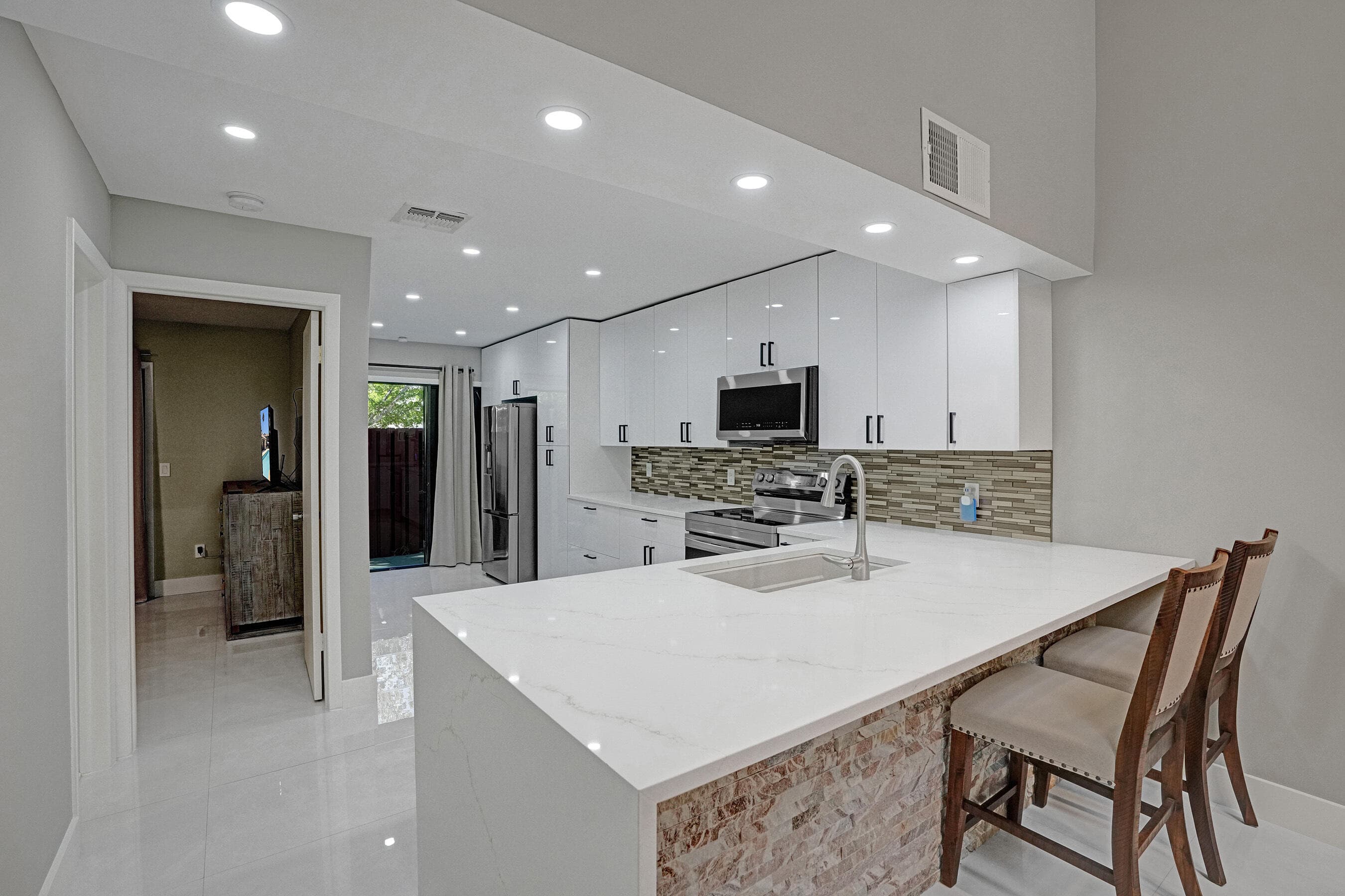 456 SE 14th Street, Dania Beach, FL 33004 — photo 13 of 40