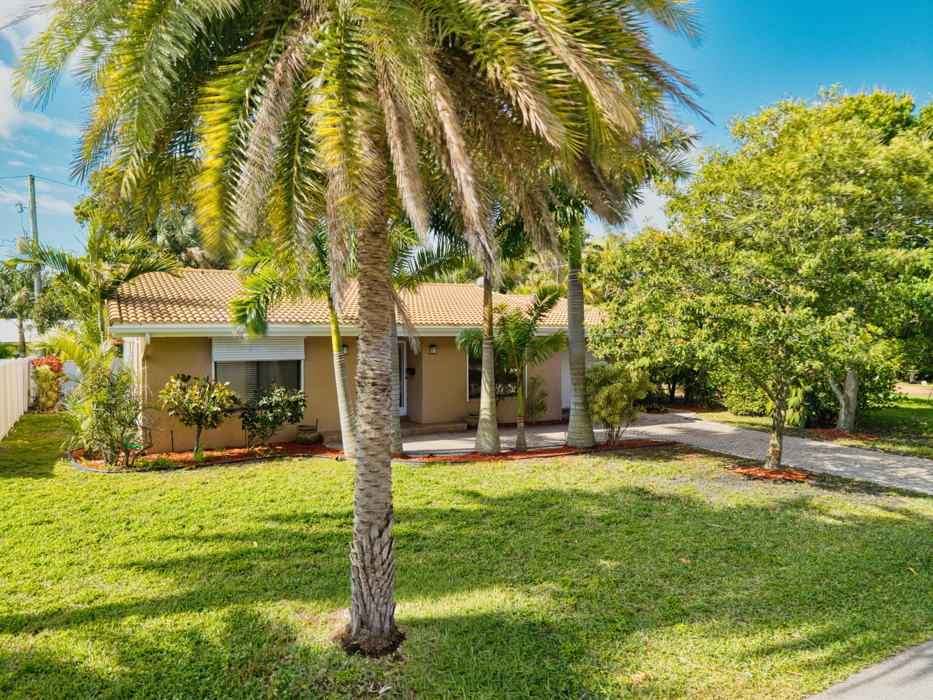 284 Allenwood Drive, Lauderdale-By-The-Sea, FL 33308 — photo 24 of 29