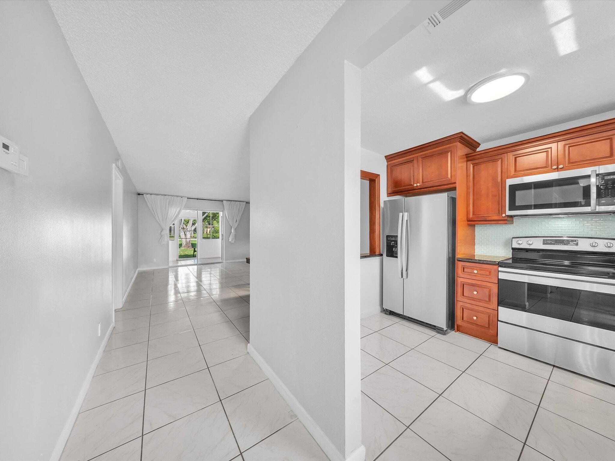 417 SW Natura Avenue B, Deerfield Beach, FL 33441 — photo 3 of 23