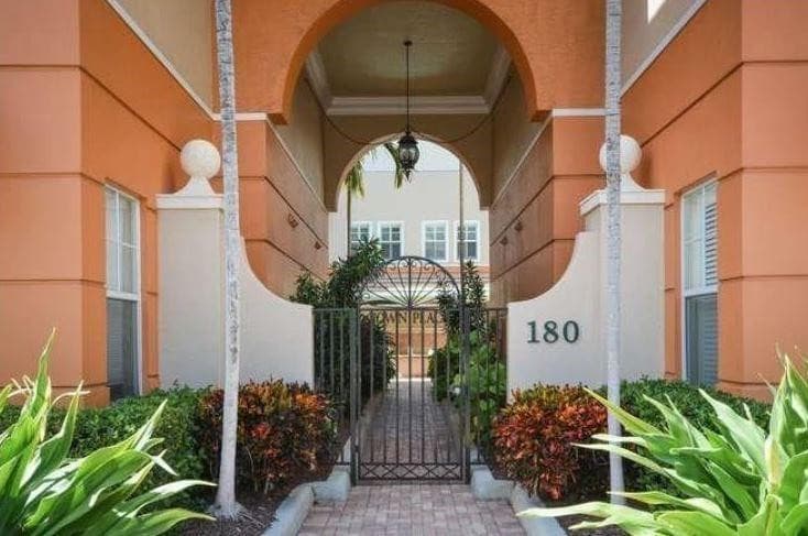 180 NE 6th Avenue F, Delray Beach, FL 33483 — photo 1 of 16