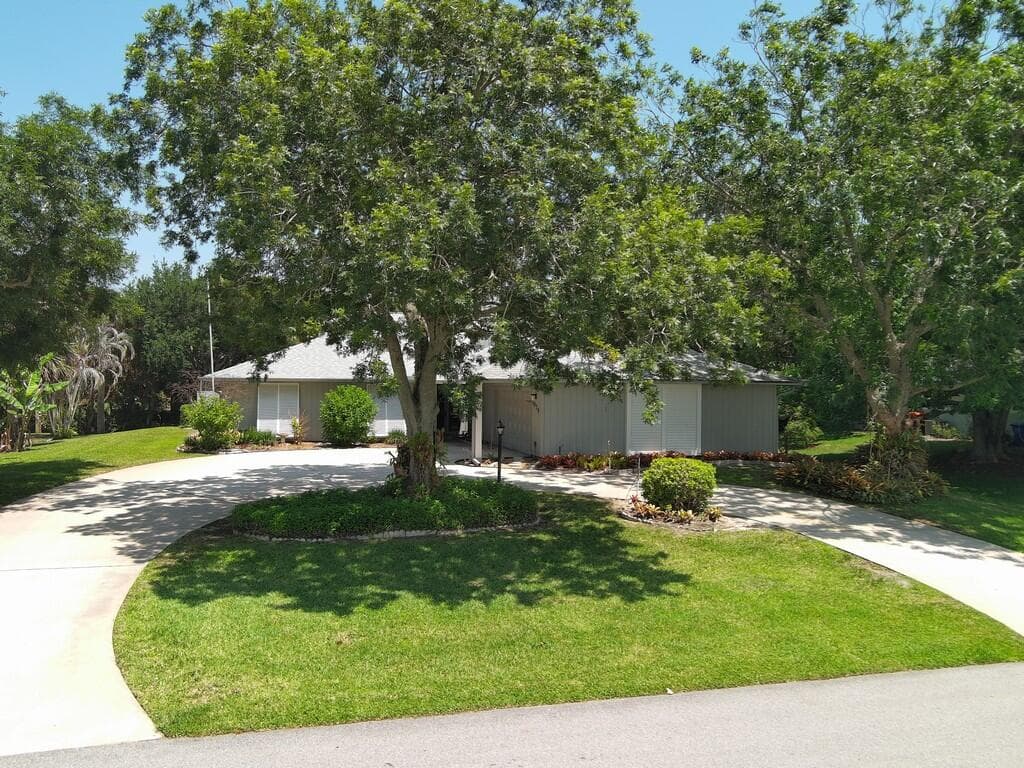 1070 47th Avenue SW, Vero Beach, FL 32968 — photo 1 of 51