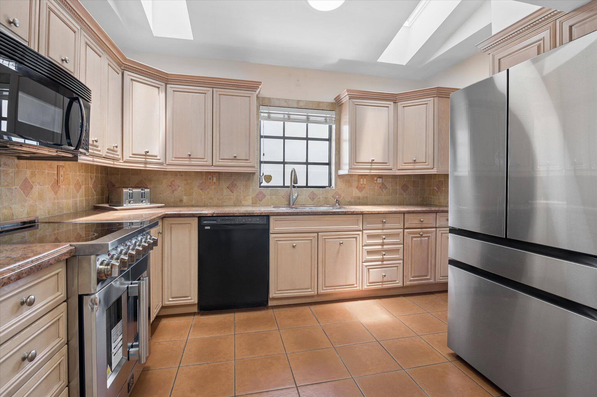 325 Coconut Isle Drive, Fort Lauderdale, FL 33301 — photo 5 of 40