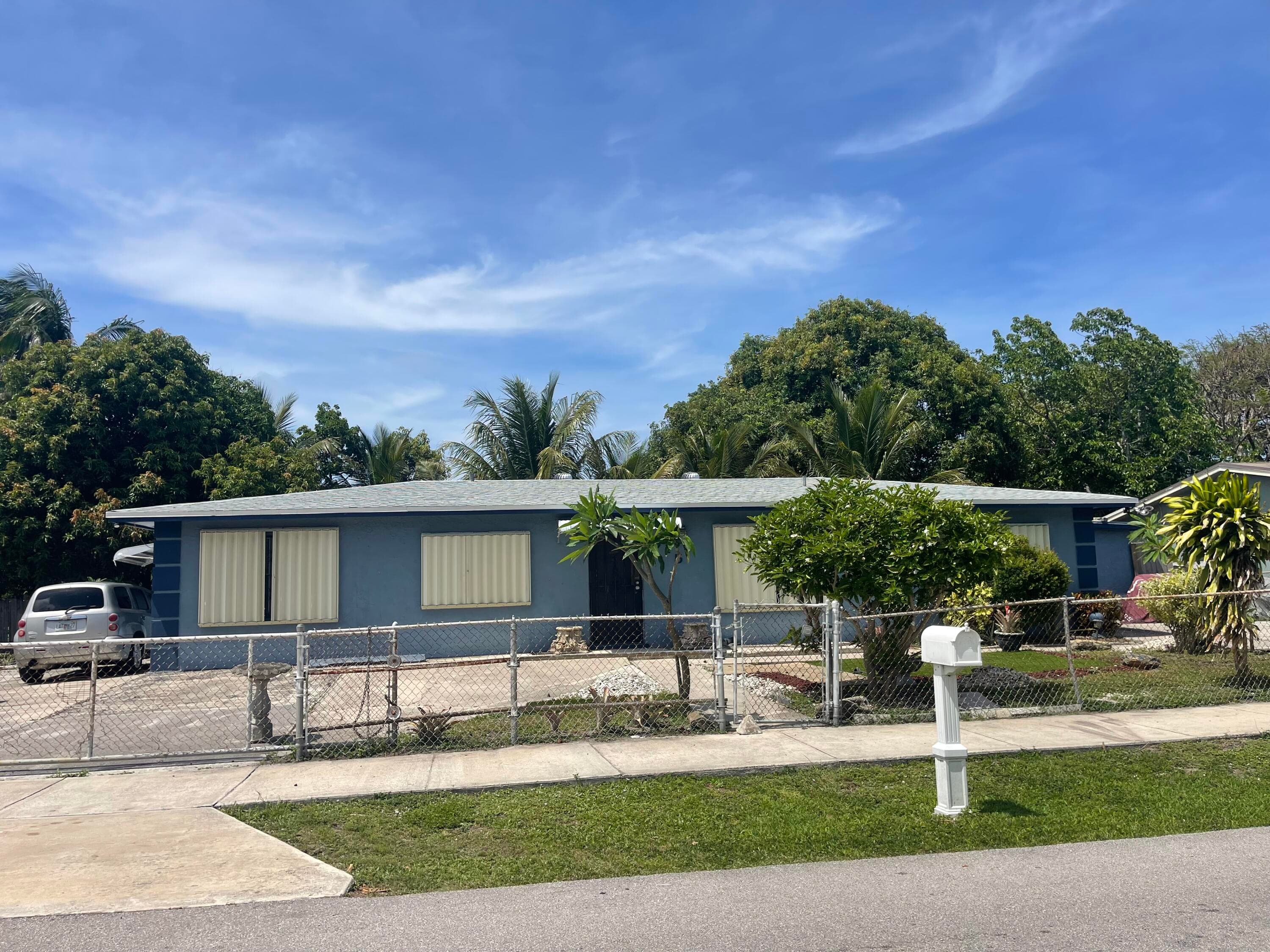 915 SW 4th Street, Delray Beach, FL 33444 — photo 1 of 9