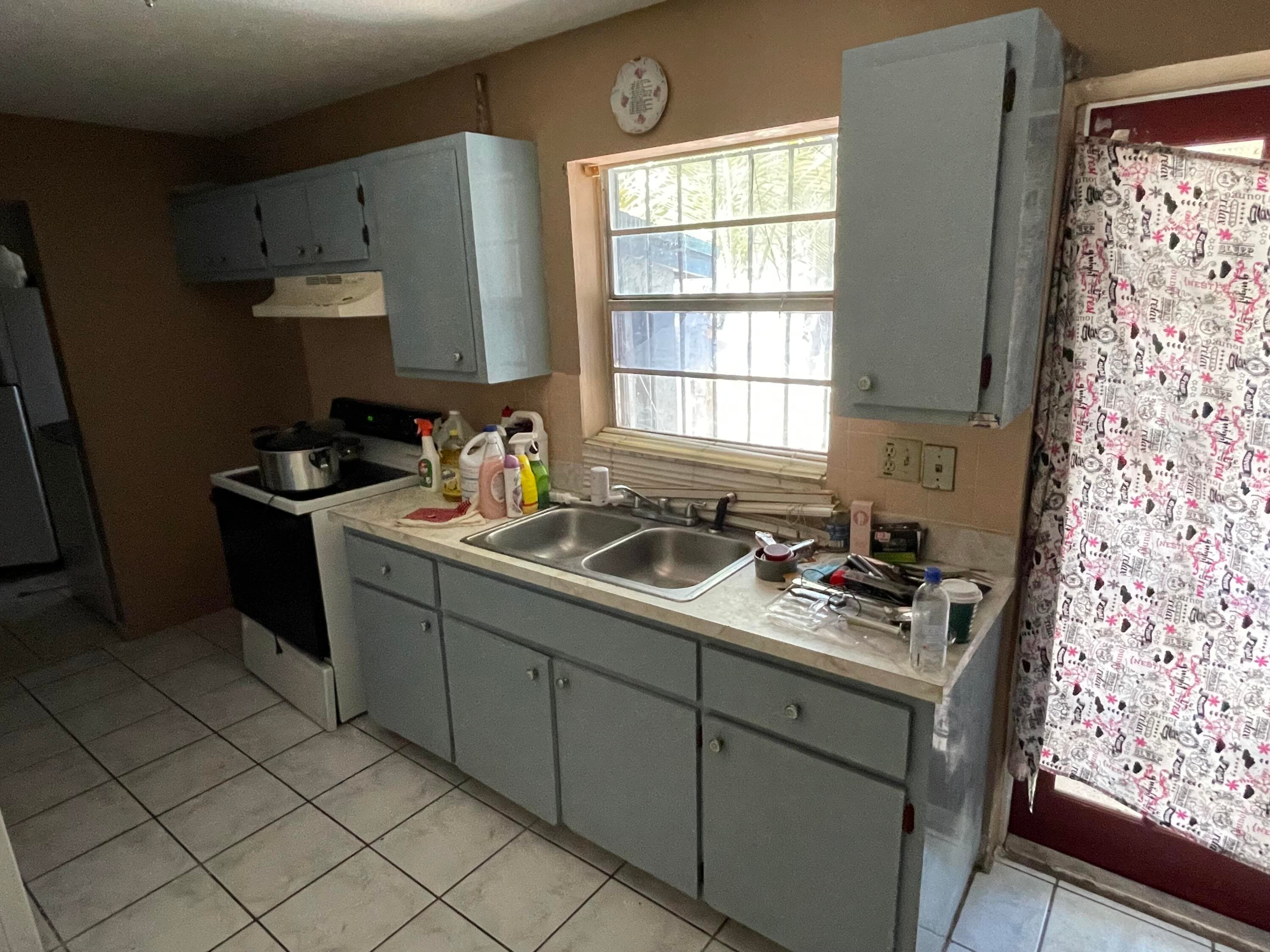 915 SW 4th Street, Delray Beach, FL 33444 — photo 2 of 9