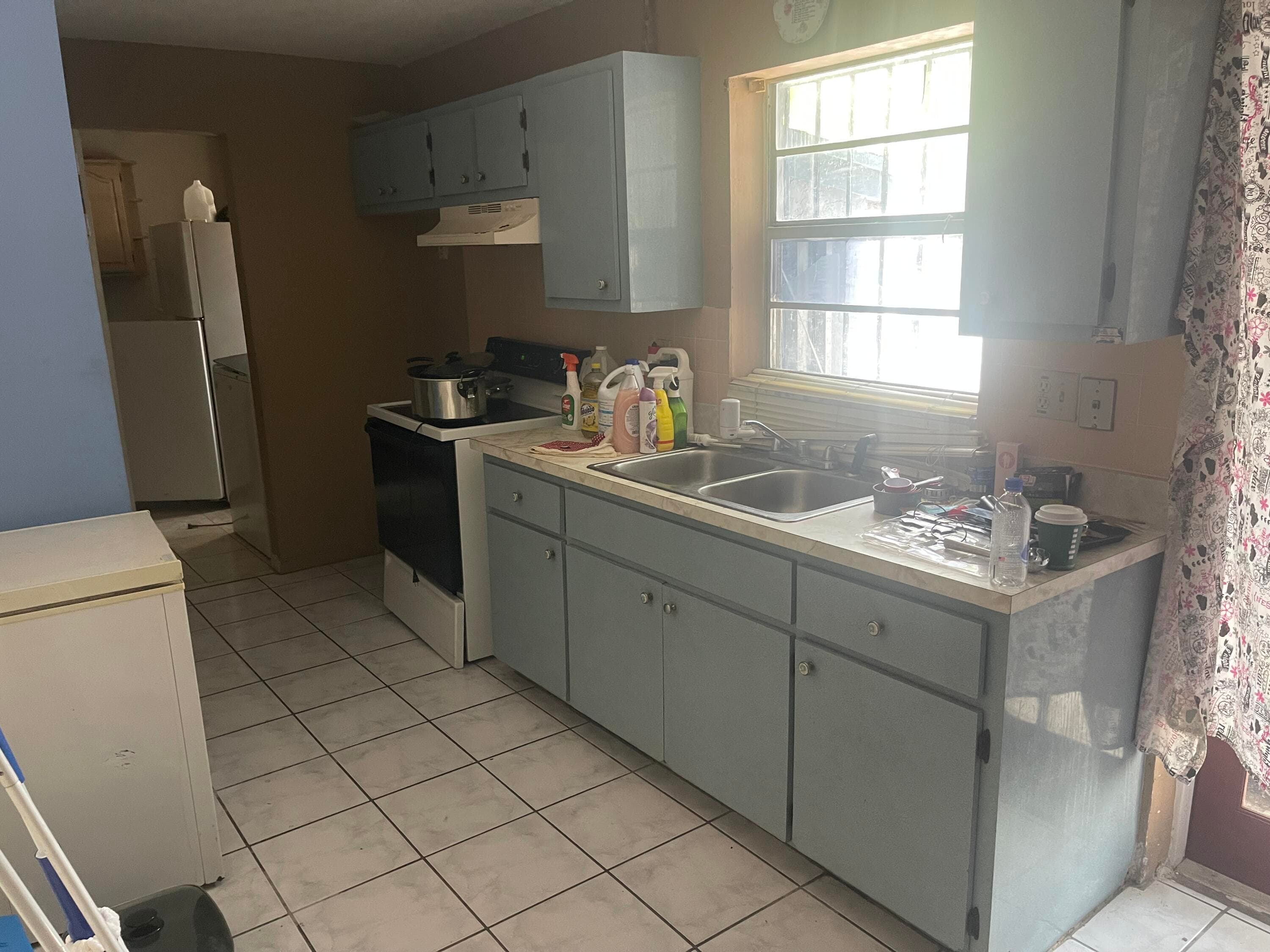 915 SW 4th Street, Delray Beach, FL 33444 — photo 3 of 9