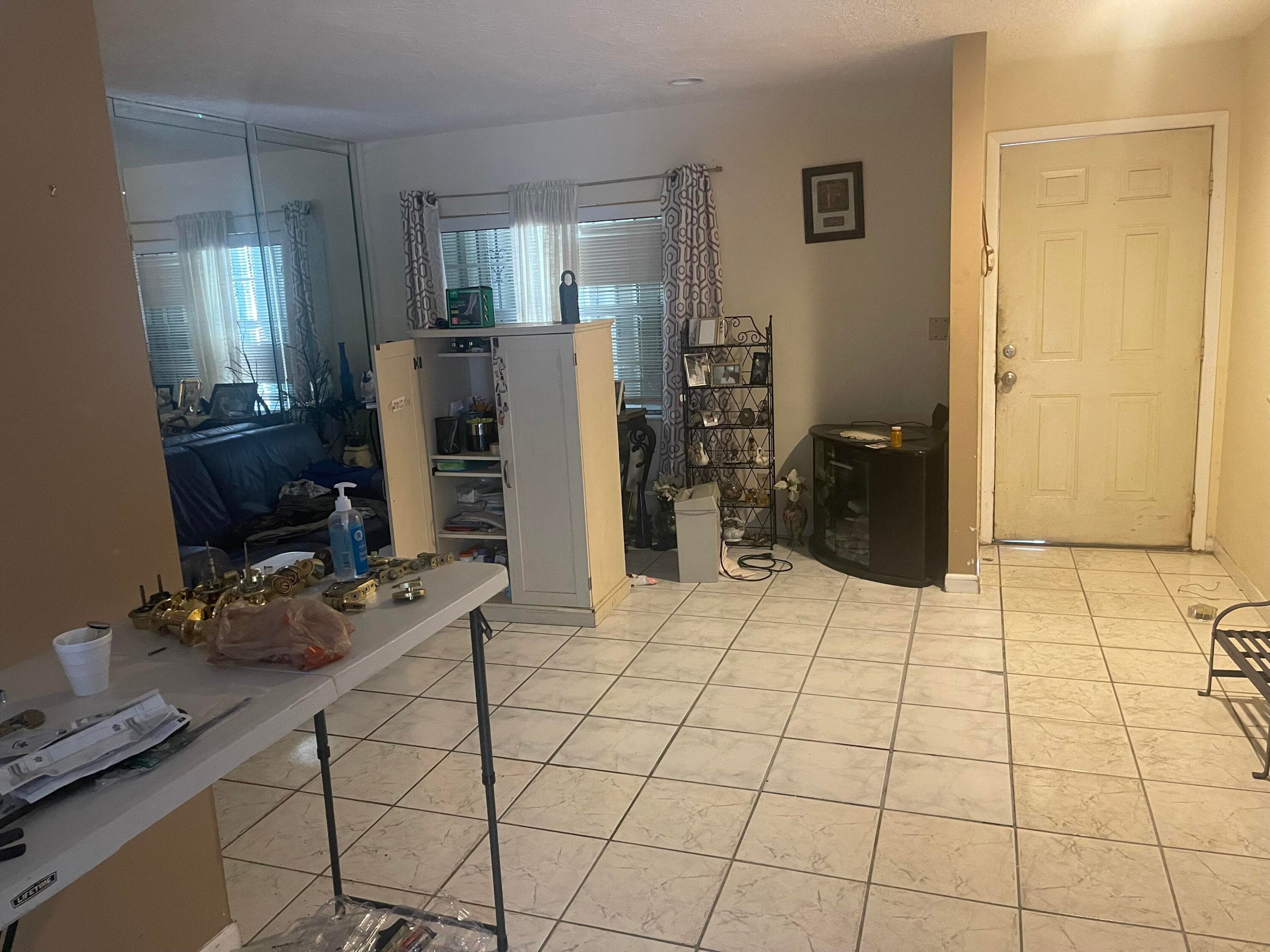 915 SW 4th Street, Delray Beach, FL 33444 — photo 4 of 9
