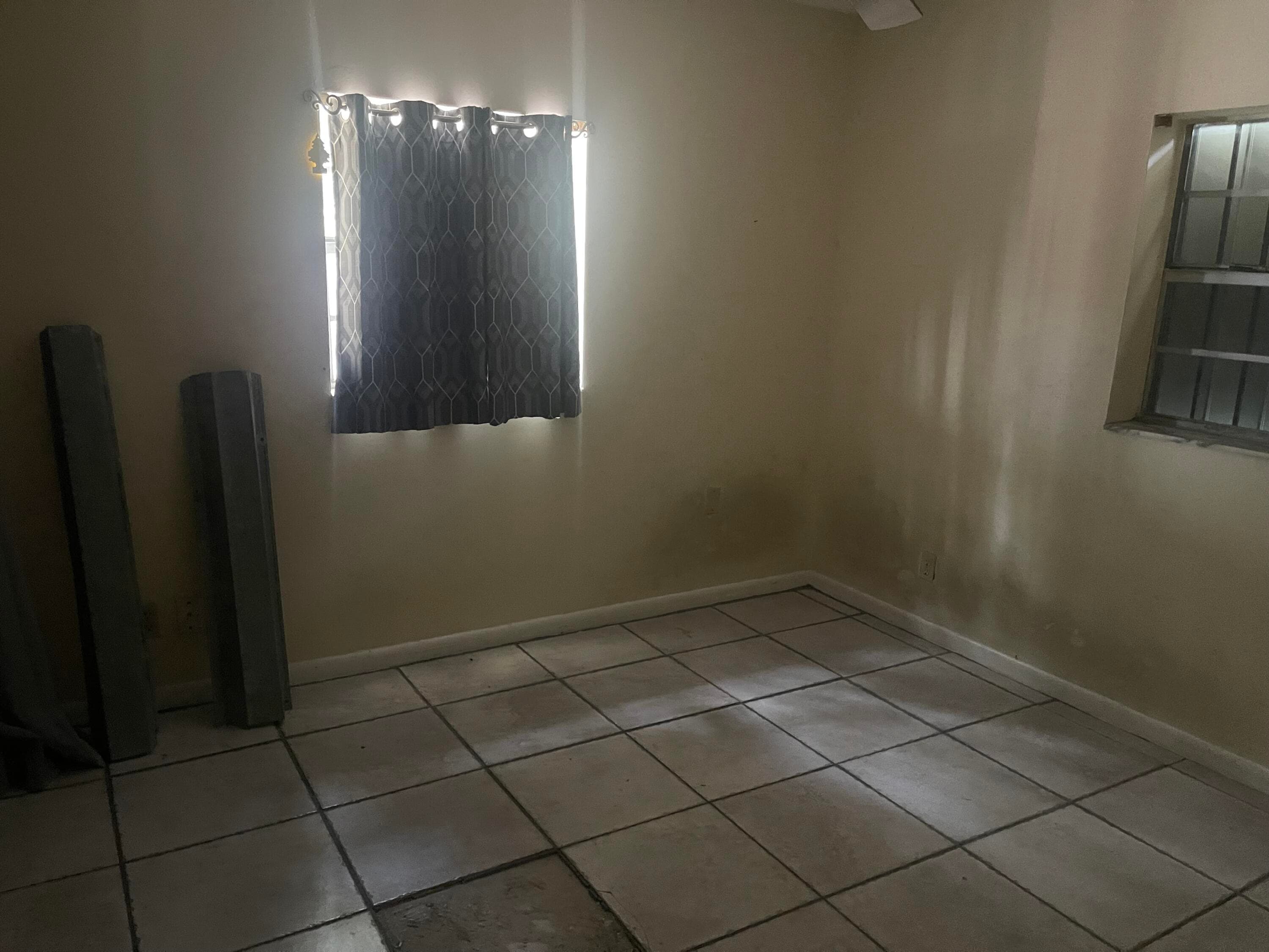 915 SW 4th Street, Delray Beach, FL 33444 — photo 7 of 9
