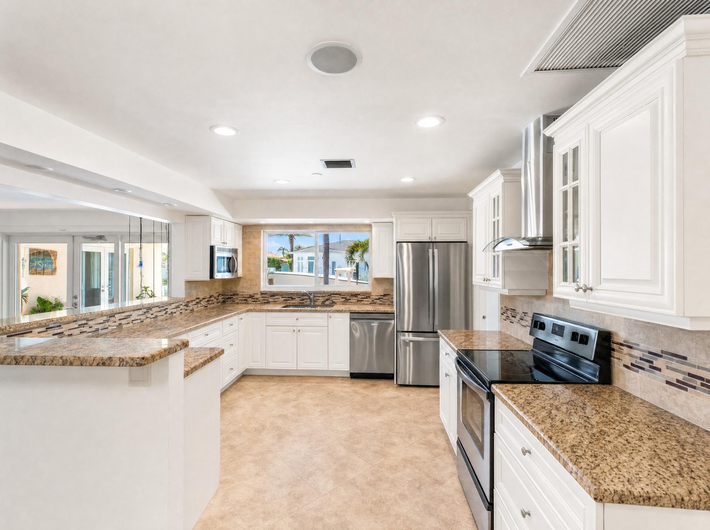 330 SE 10th Street, Pompano Beach, FL 33060 — photo 2 of 18