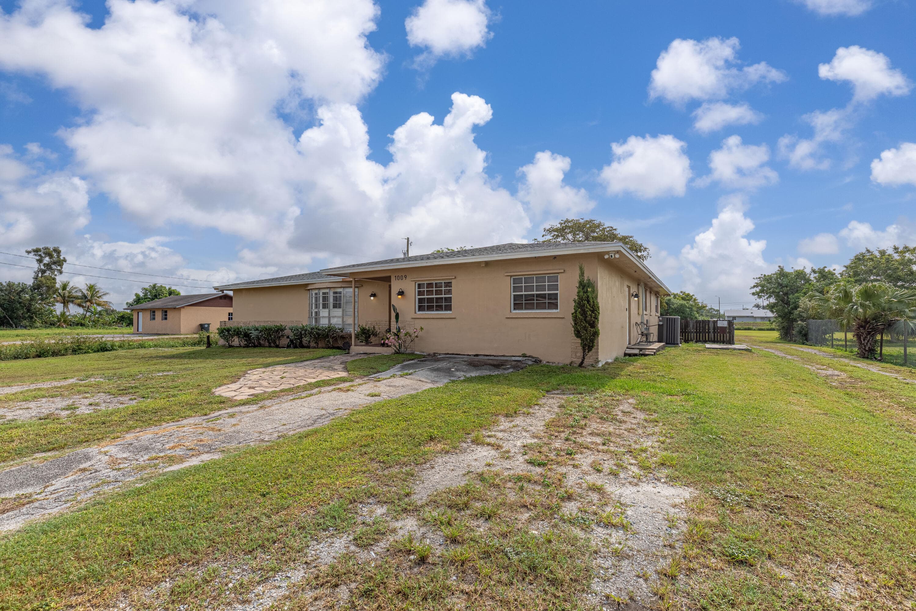 1009 NE 18th Street, Belle Glade, FL 33430 — photo 2 of 50