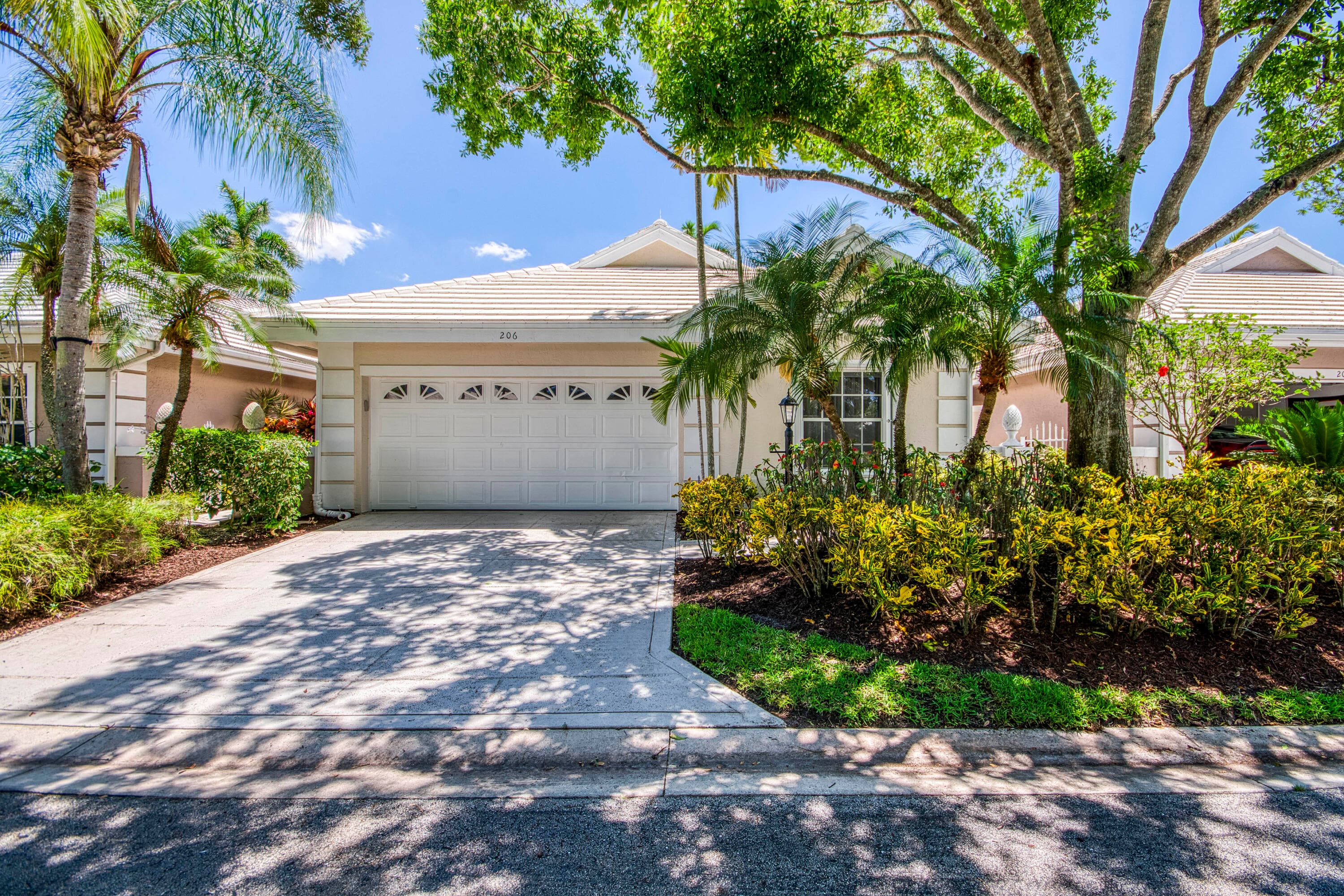 206 Canterbury Drive W, Palm Beach Gardens, FL 33418 — photo 2 of 36