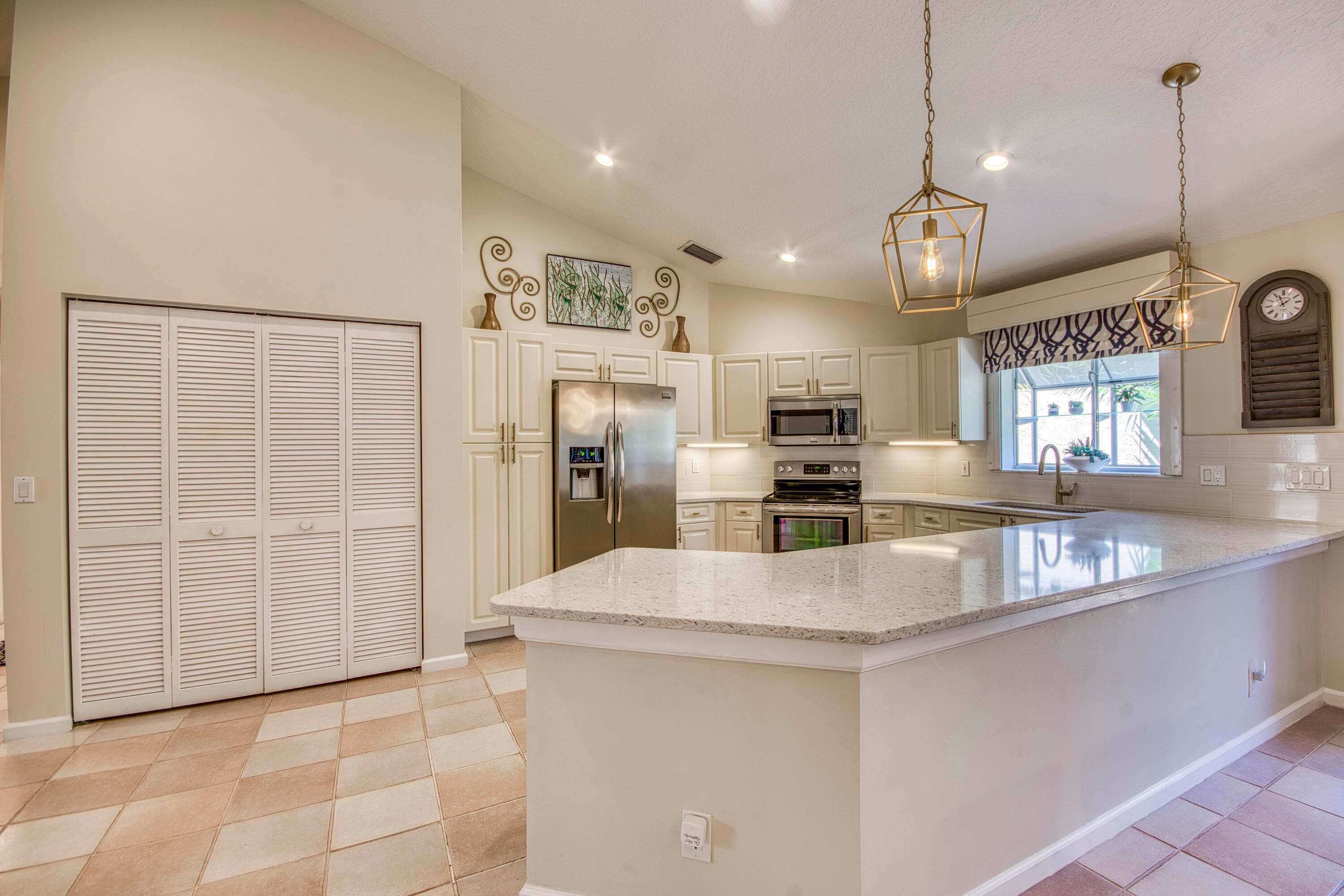 206 Canterbury Drive W, Palm Beach Gardens, FL 33418 — photo 8 of 36