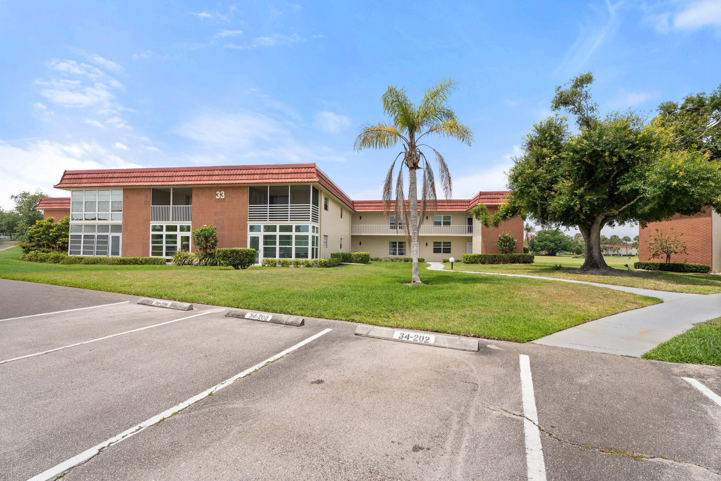 33 Pine Arbor Lane 102, Vero Beach, FL 32962 — photo 2 of 33