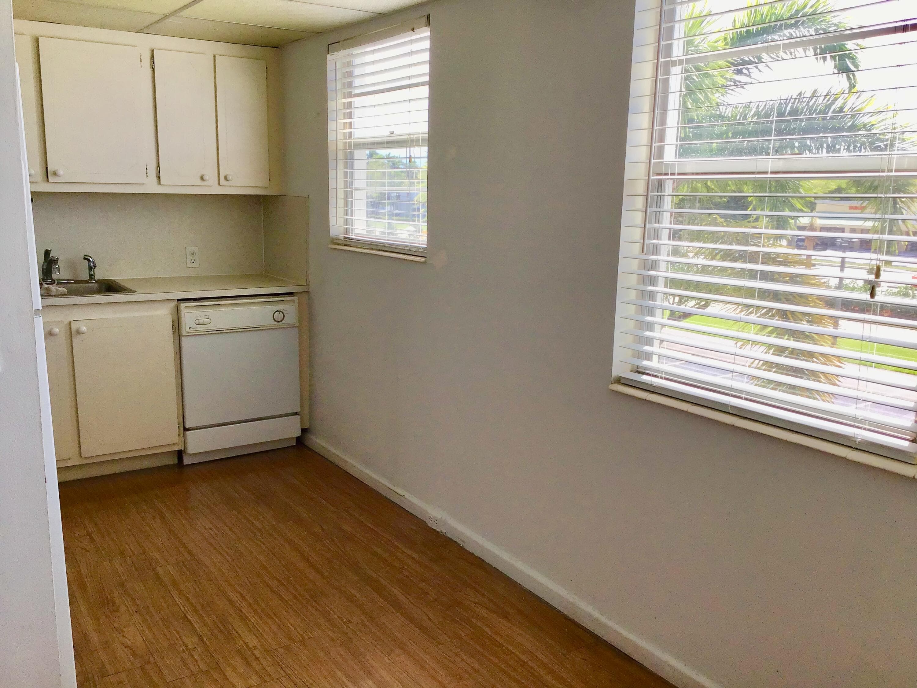 84 Brighton B 84, Boca Raton, FL 33434 — photo 3 of 28