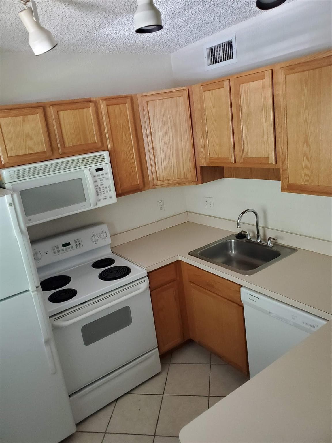 2660 NE 8th Avenue 302, Wilton Manors, FL 33334 — photo 7 of 19